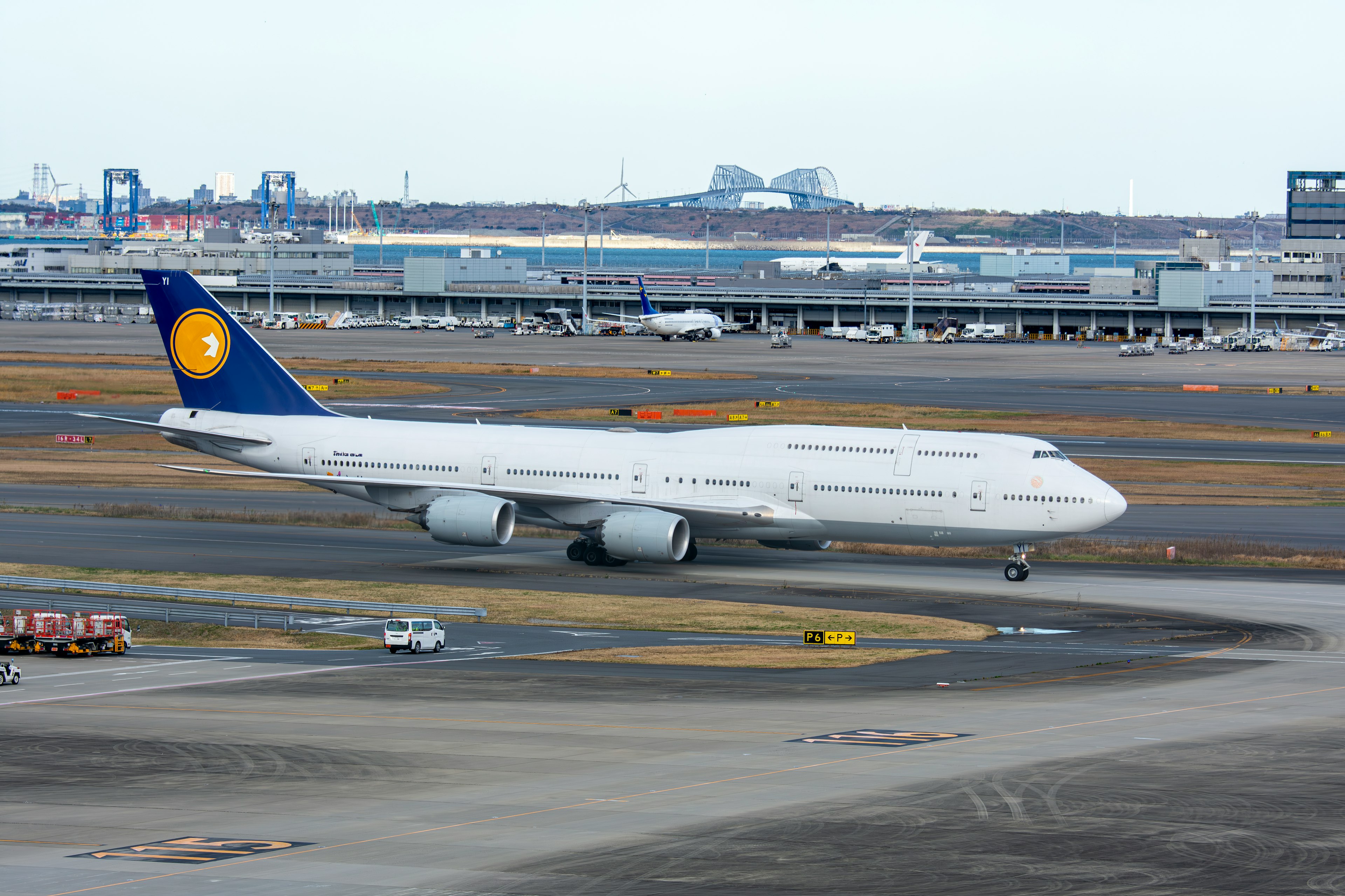 空港で滑走路を走行中のルフトハンザ航空の飛行機