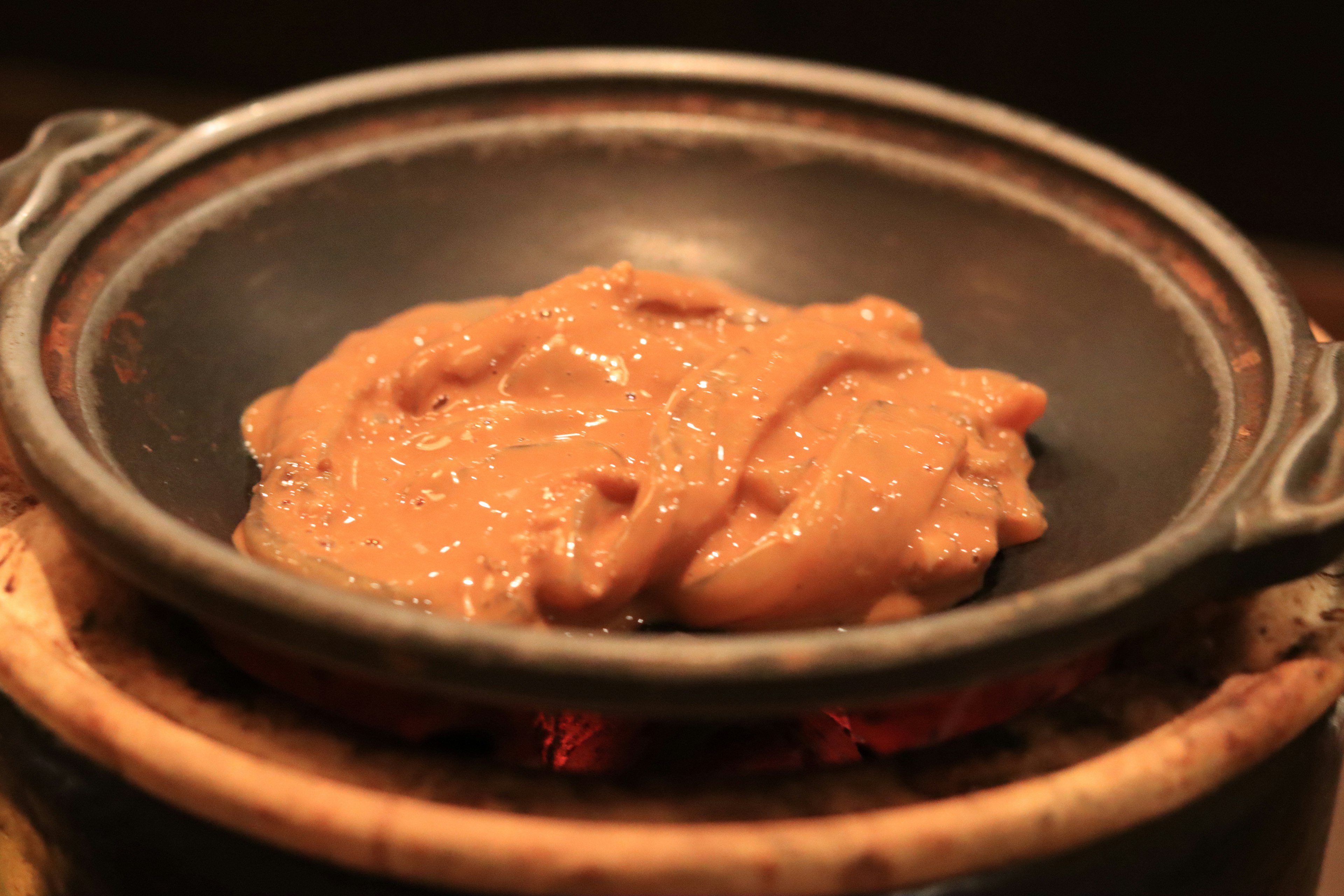 鍋の上にある焼き物のような料理