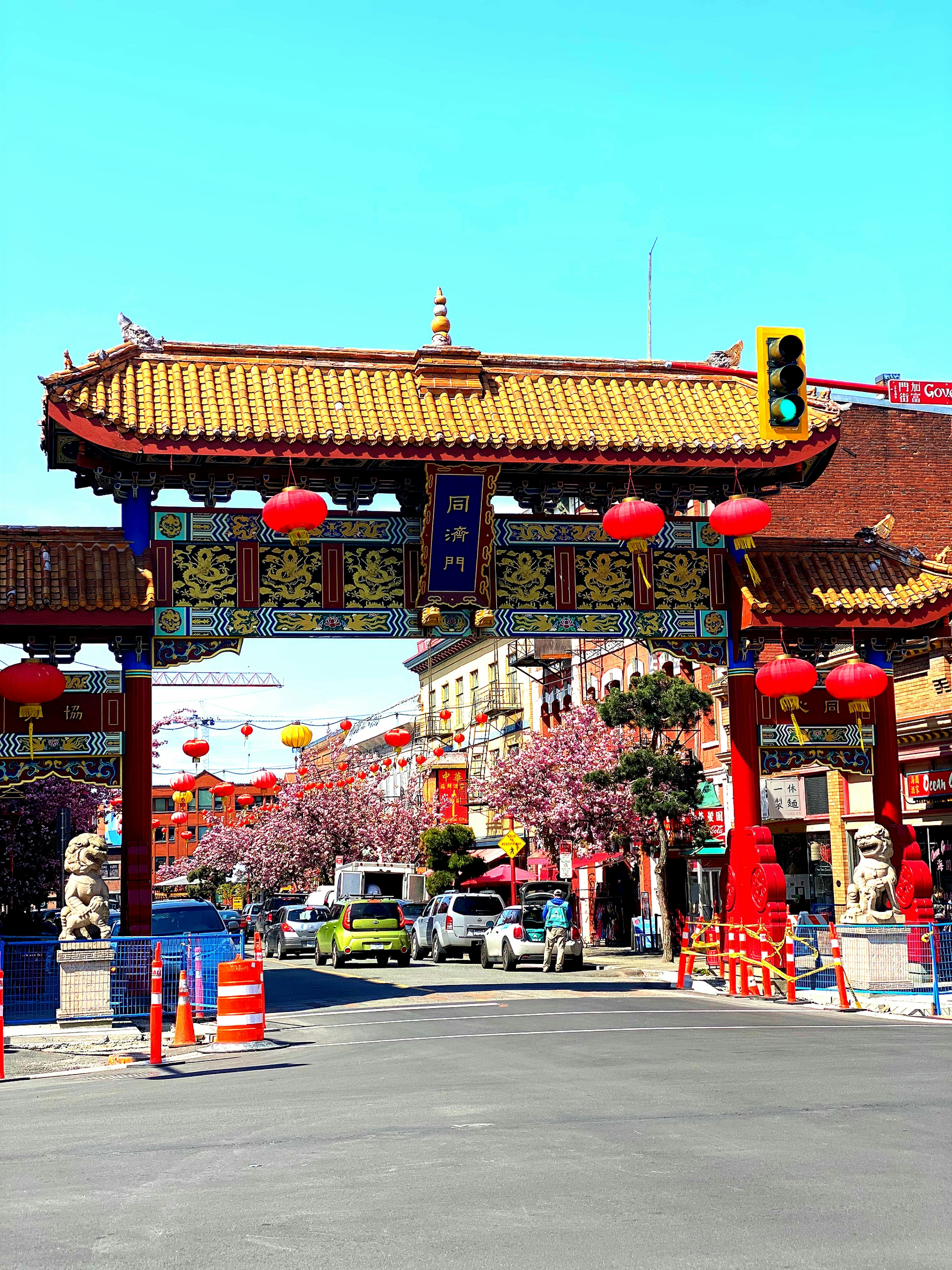 Vue de rue avec une arche chinoise et des lanternes rouges