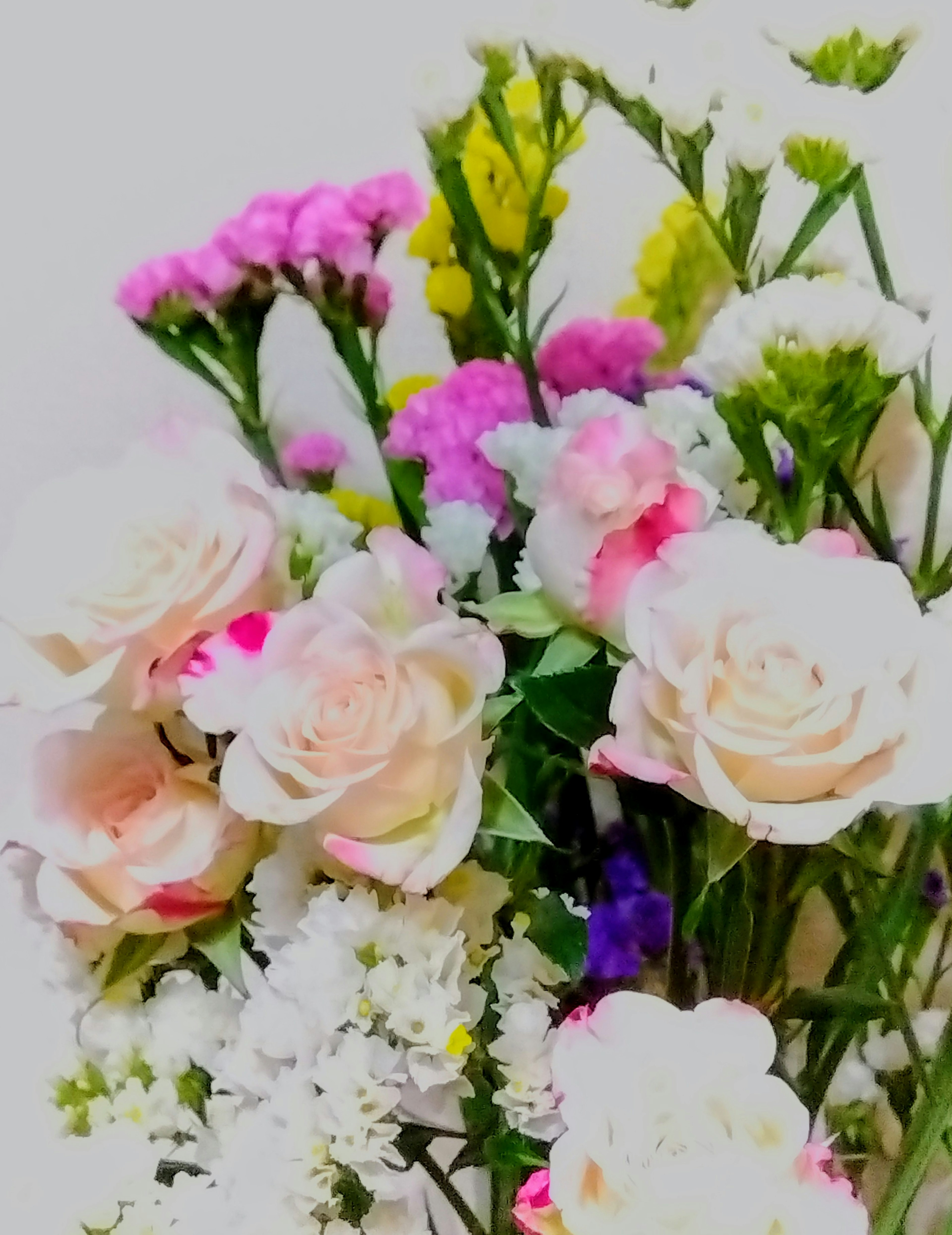 Un bouquet coloré avec des roses blanches et des œillets roses