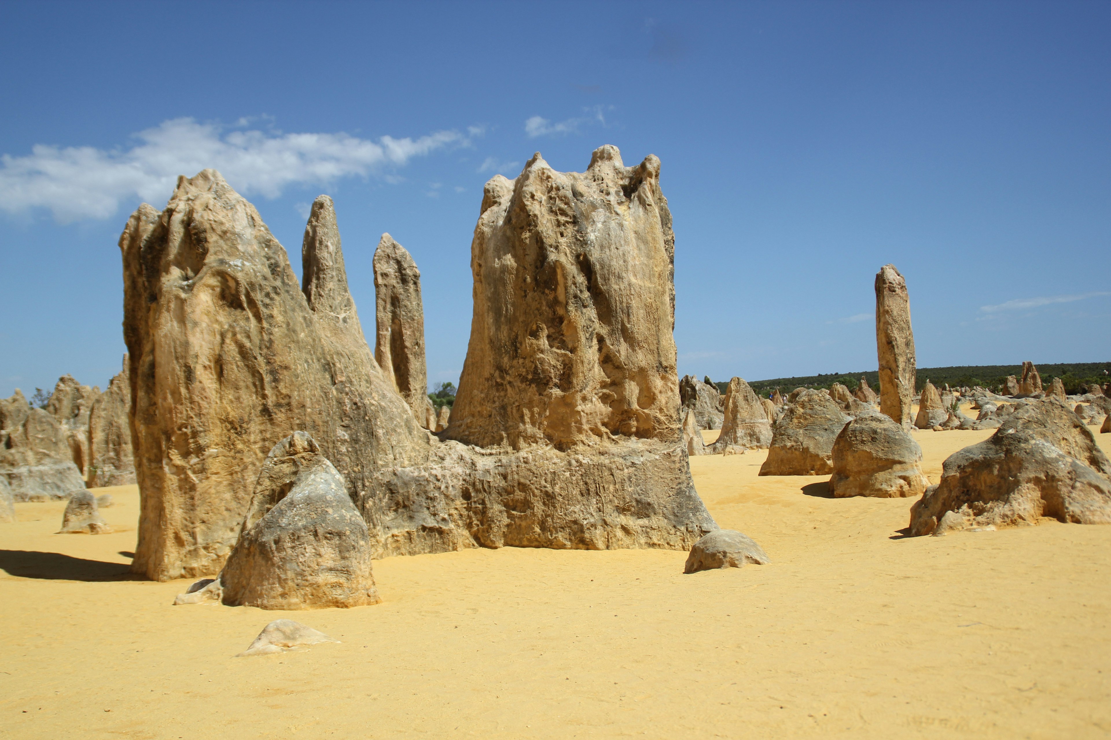 Paysage avec des formations rocheuses uniques dans un désert de sable