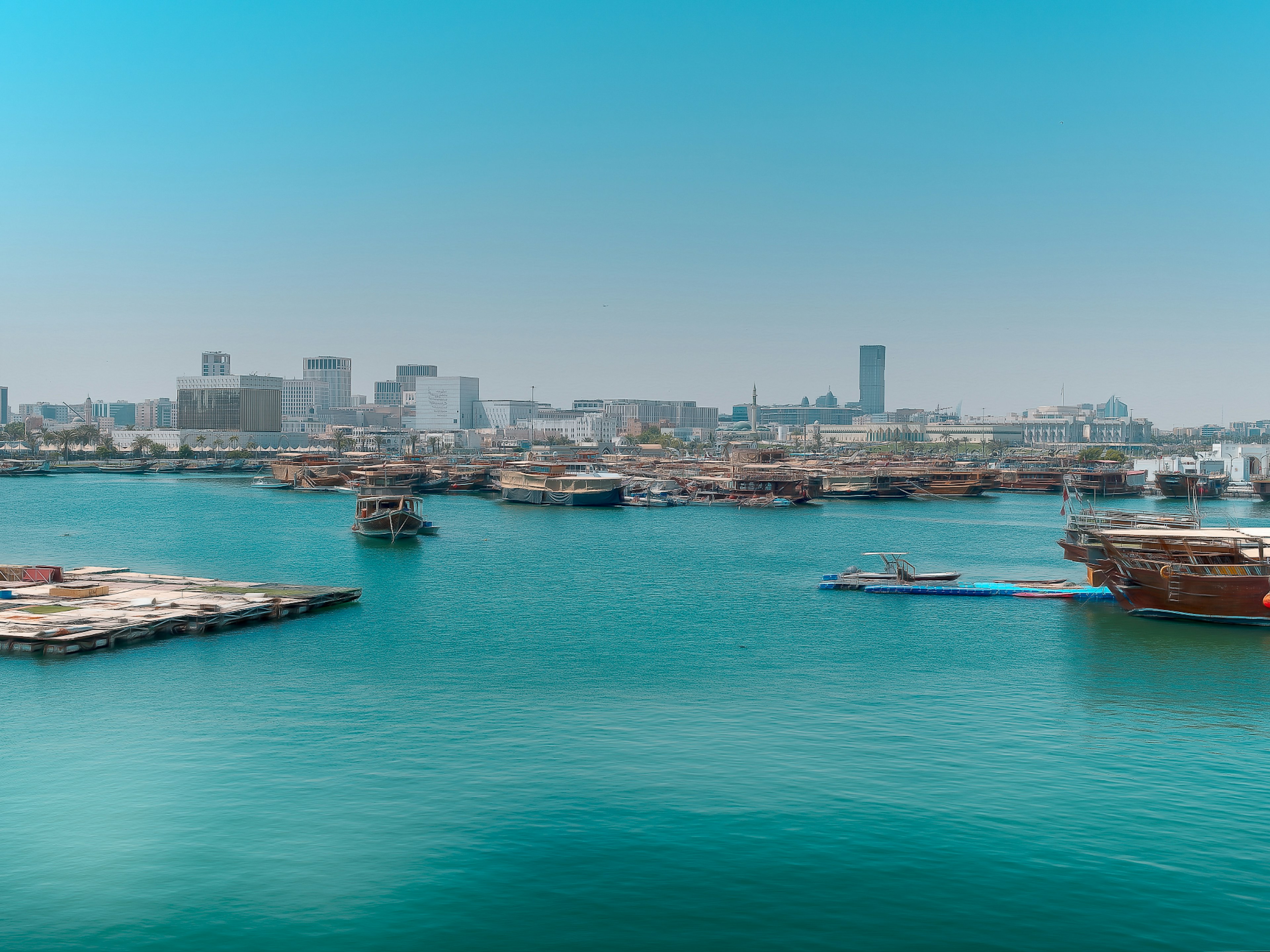 青い海と都市の風景が広がる港の景色