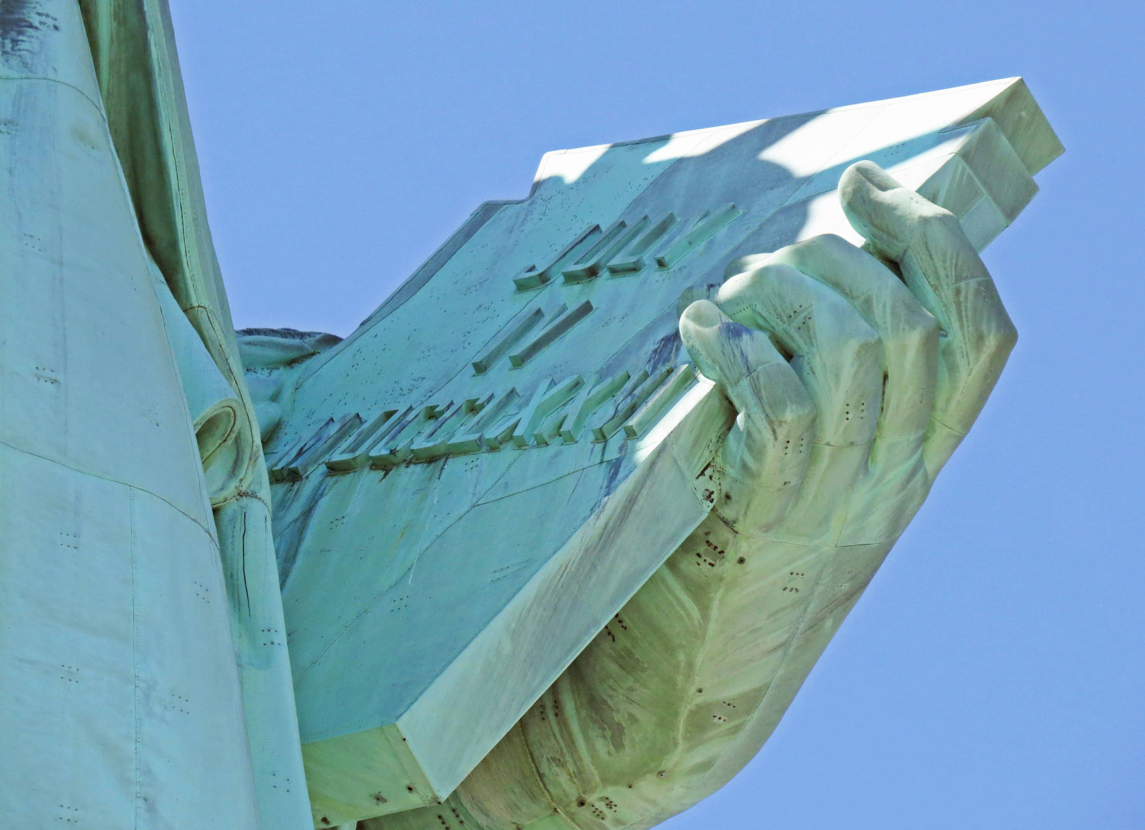 Nahaufnahme der Hand der Freiheitsstatue, die eine Tafel hält