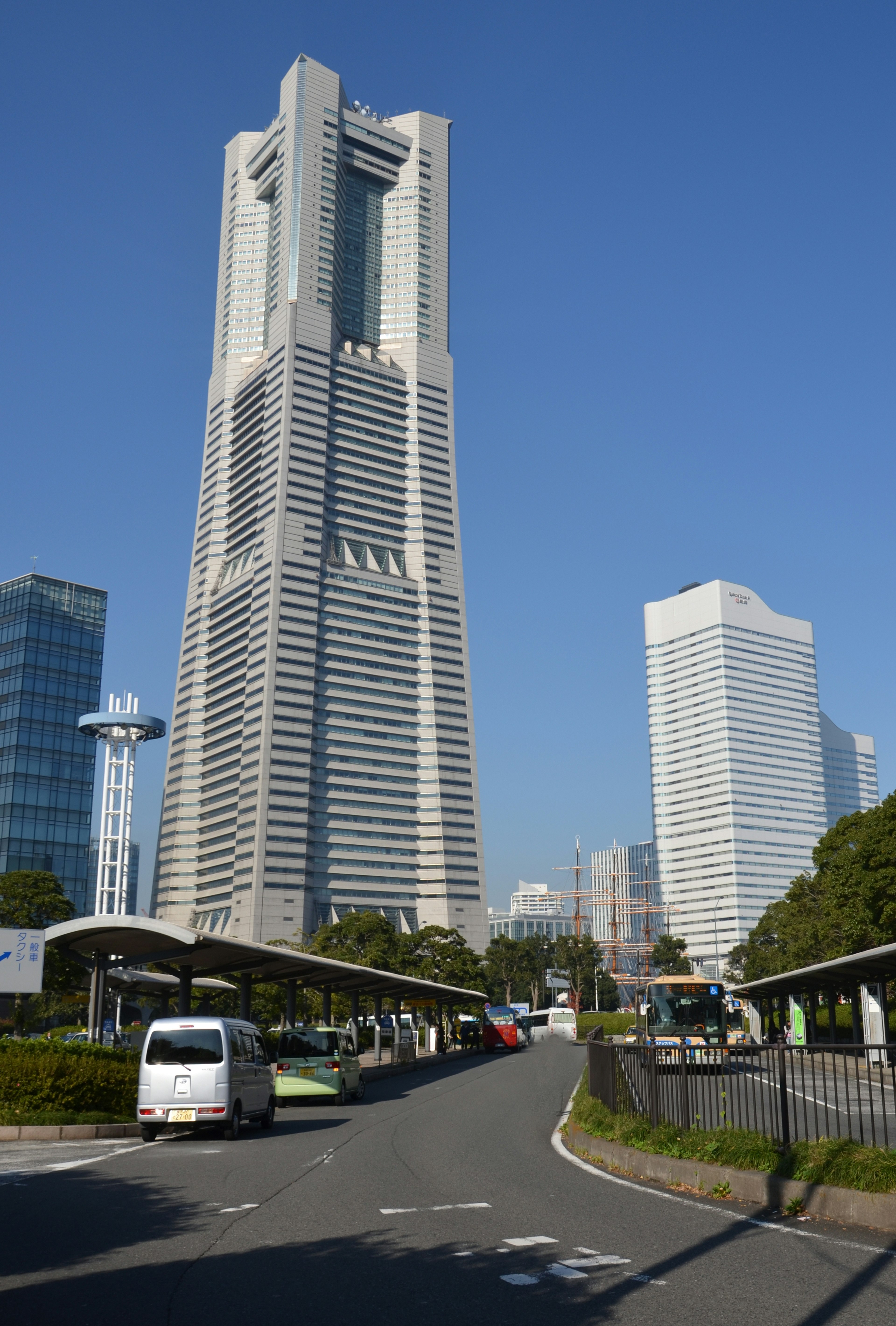 横滨地标塔及周围摩天大楼的景观