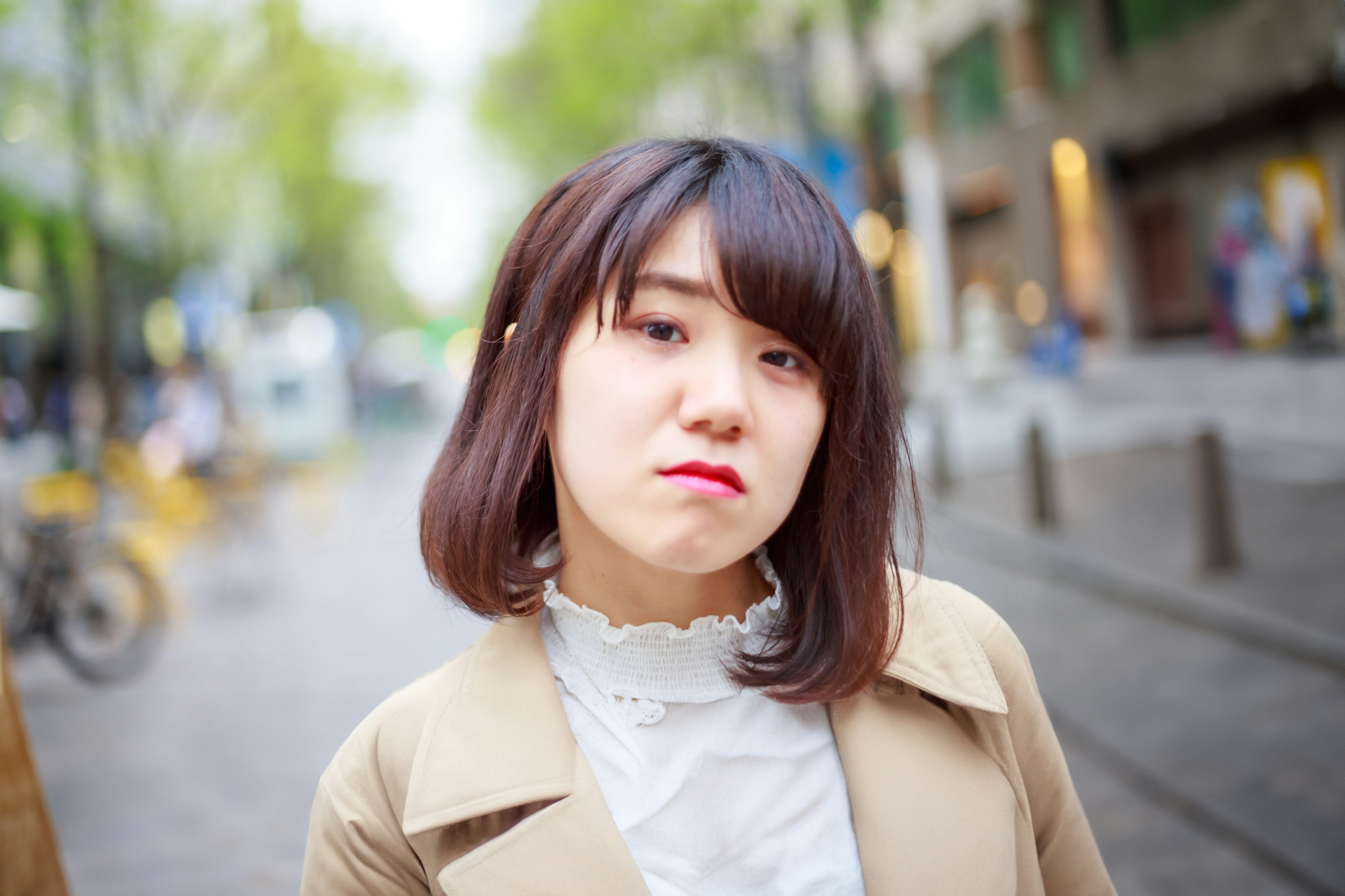 Portrait d'une femme avec une expression mécontente dans un cadre urbain