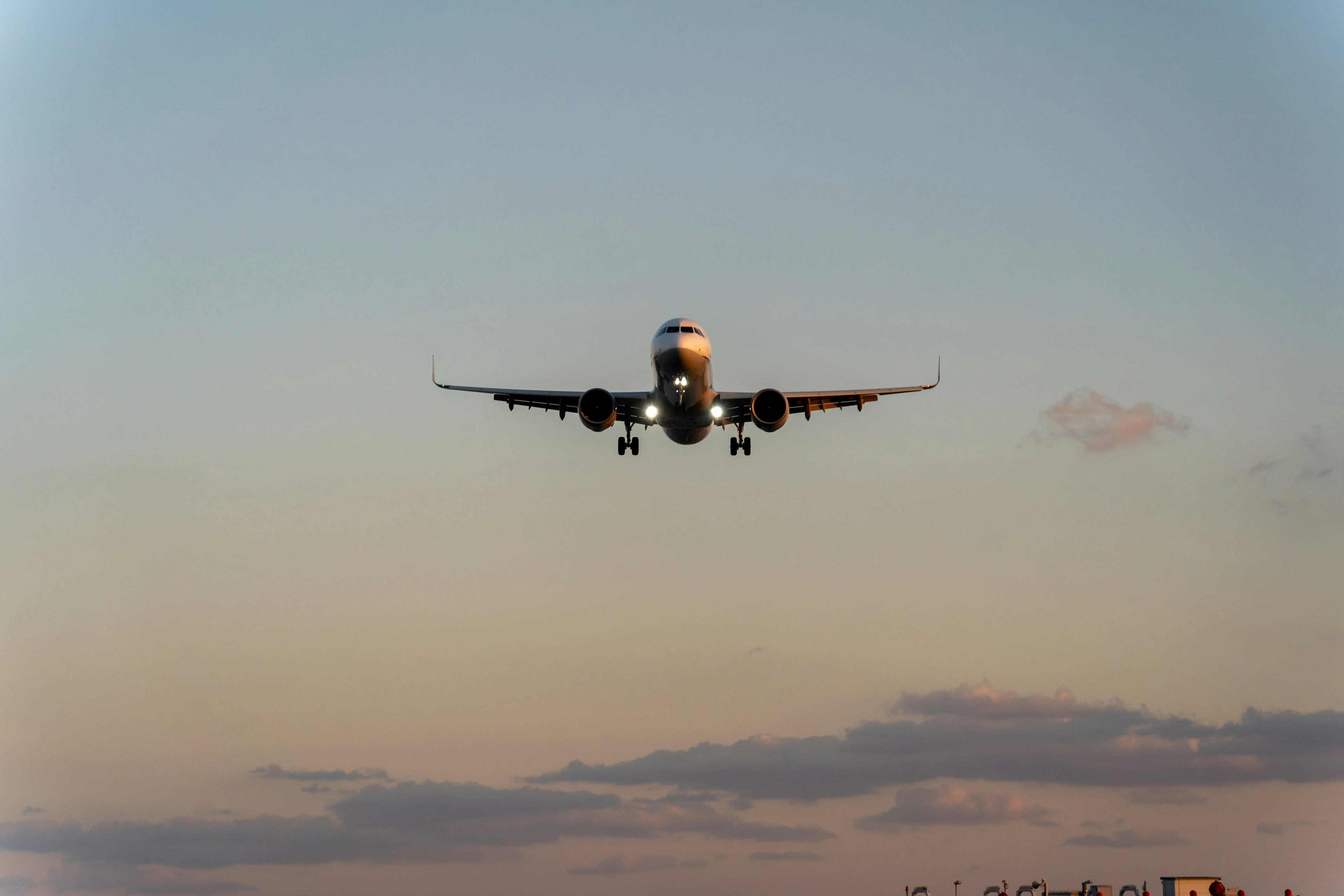 夕焼け空を背景に飛行機が着陸するシーン