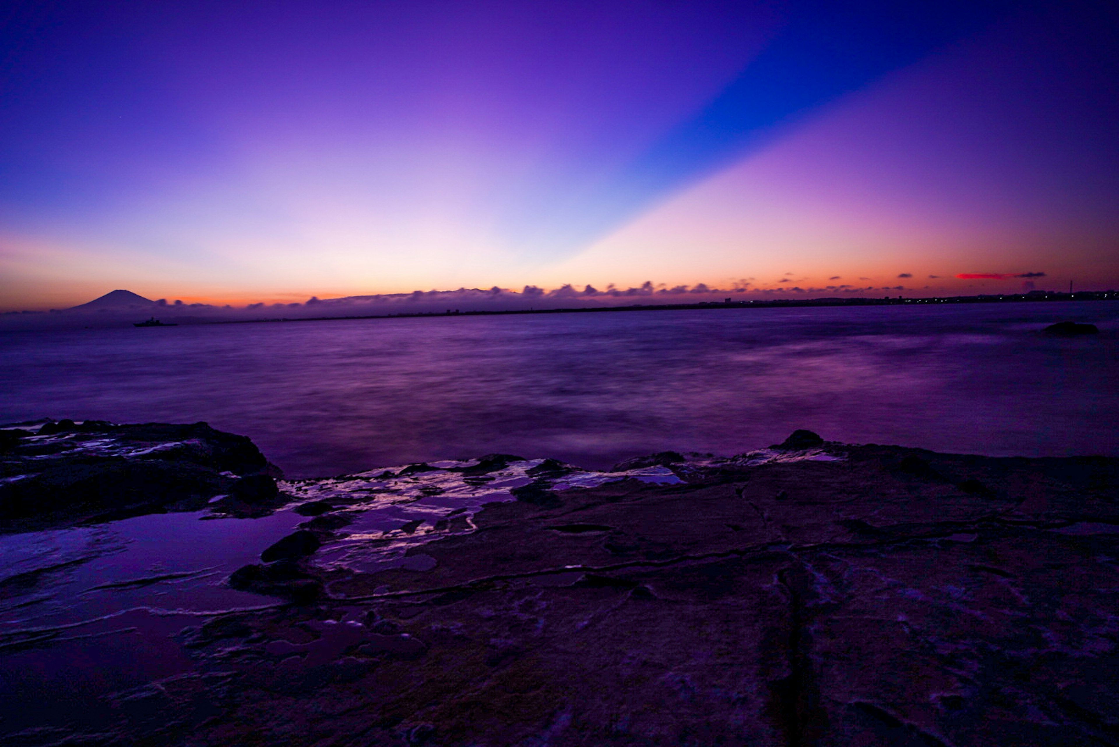 紫色の空と海の風景 夕焼けのグラデーションが美しい