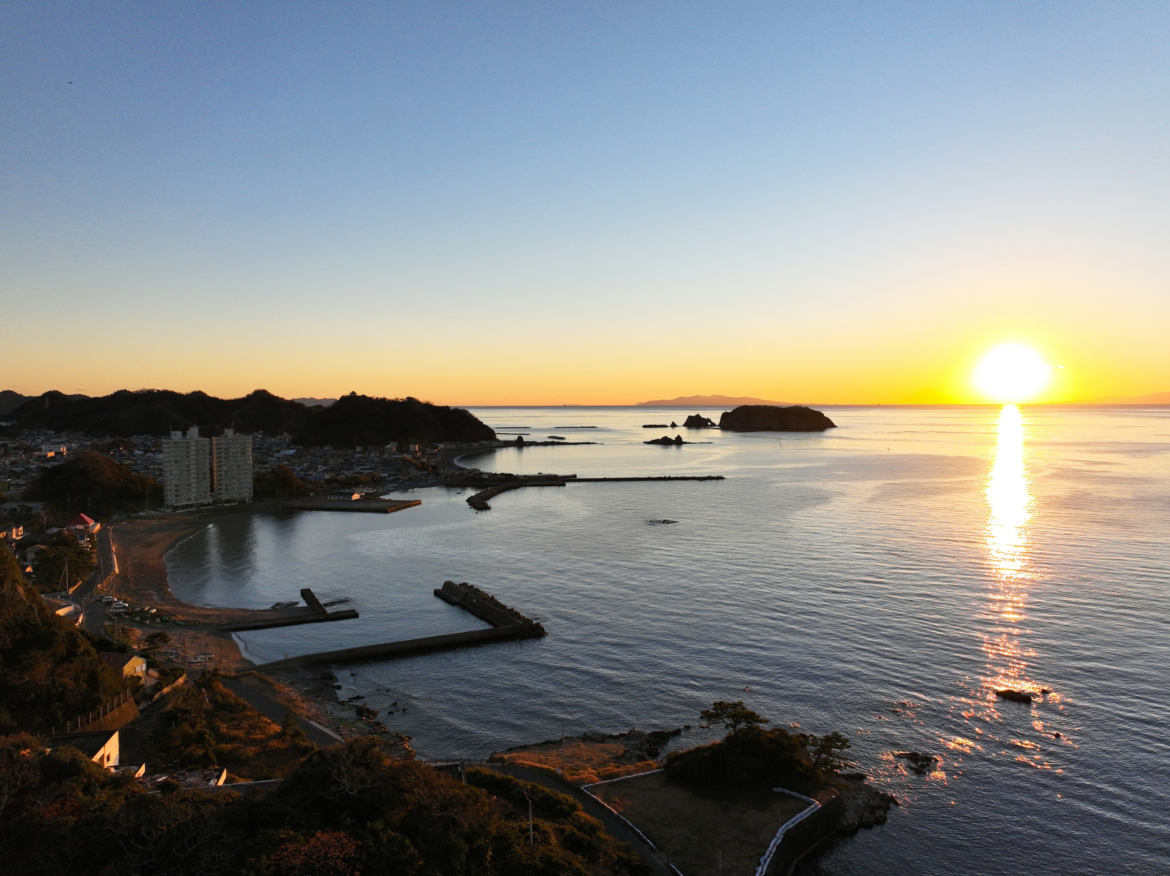 美しい海の景色と夕日が映える風景