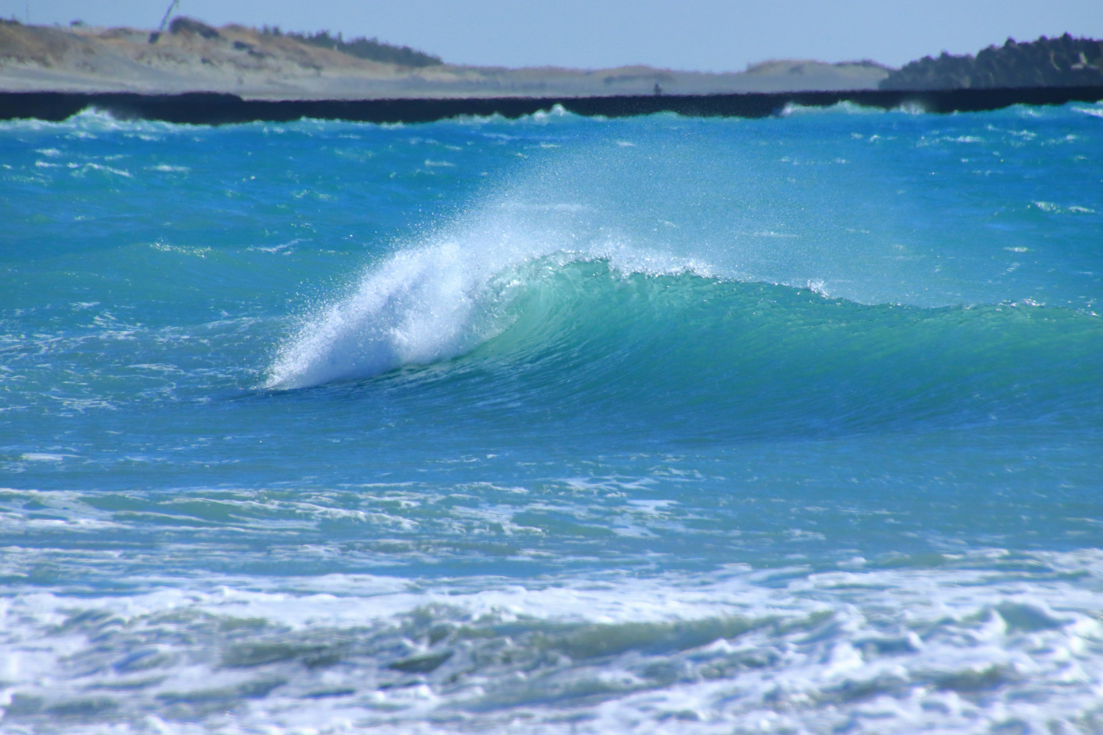 Foto de olas oceánicas azules con espuma blanca