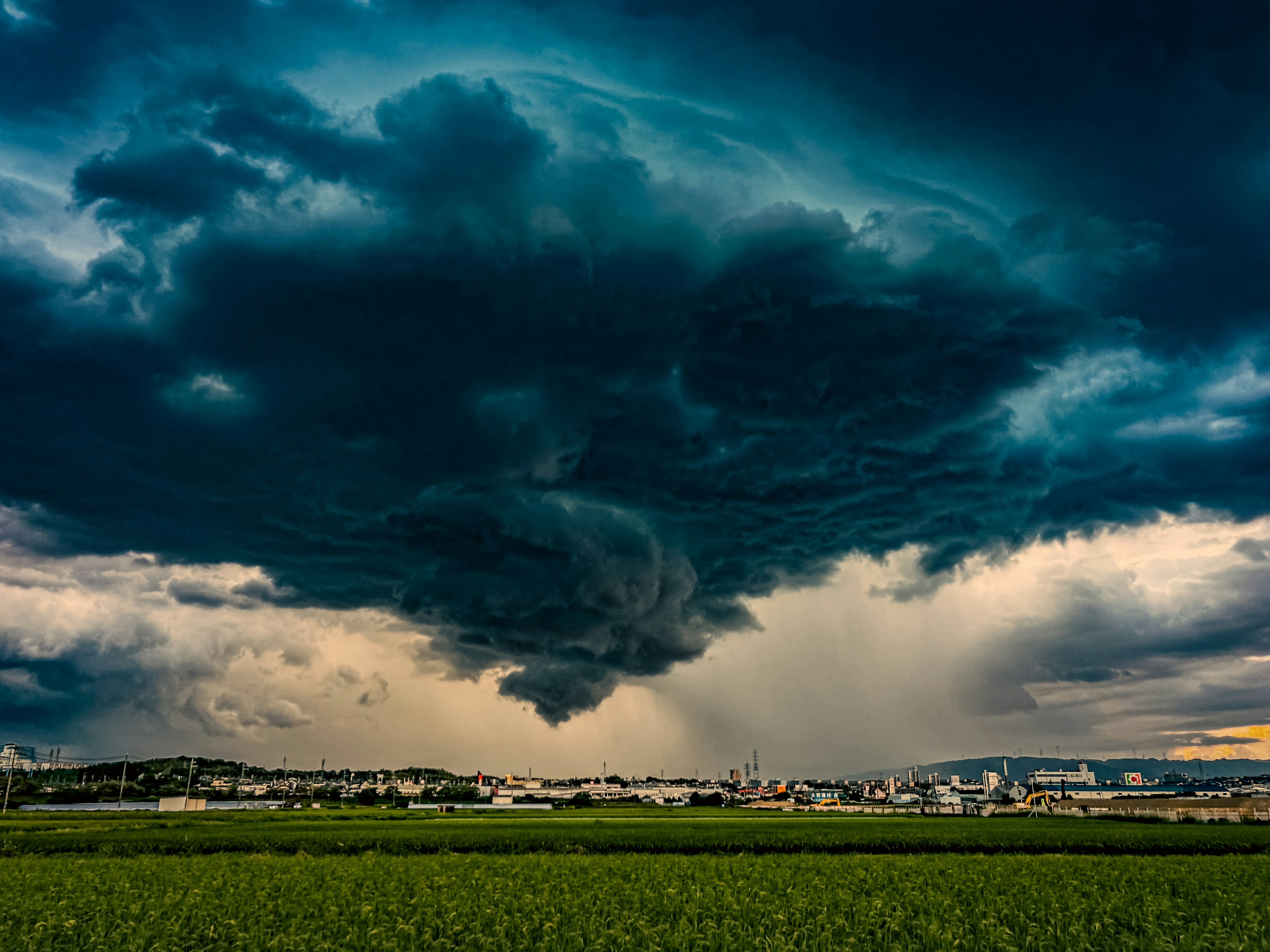 暗い雲が広がる空と雨の降る都市の風景