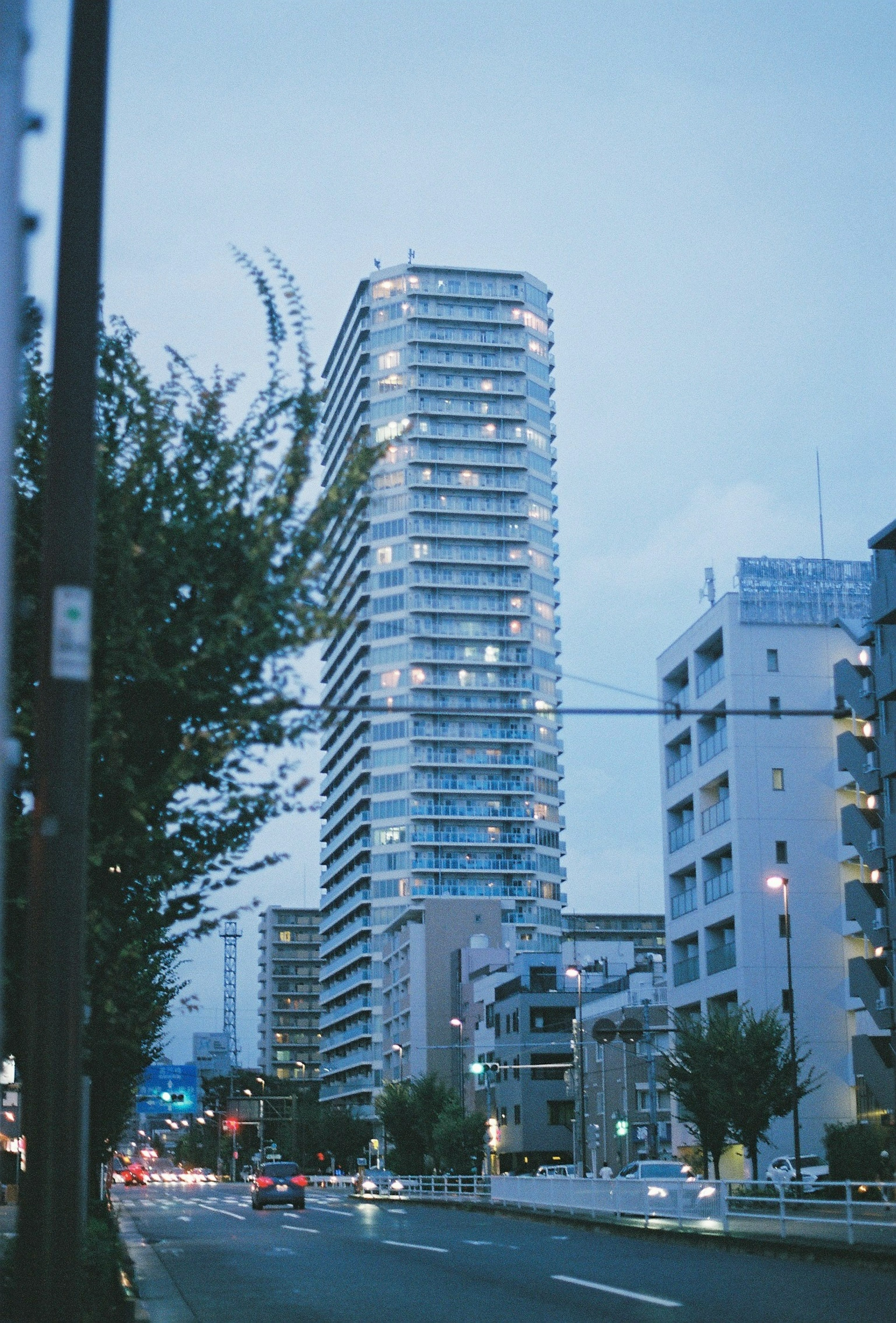 高層ビルが街の風景に立っている夜景