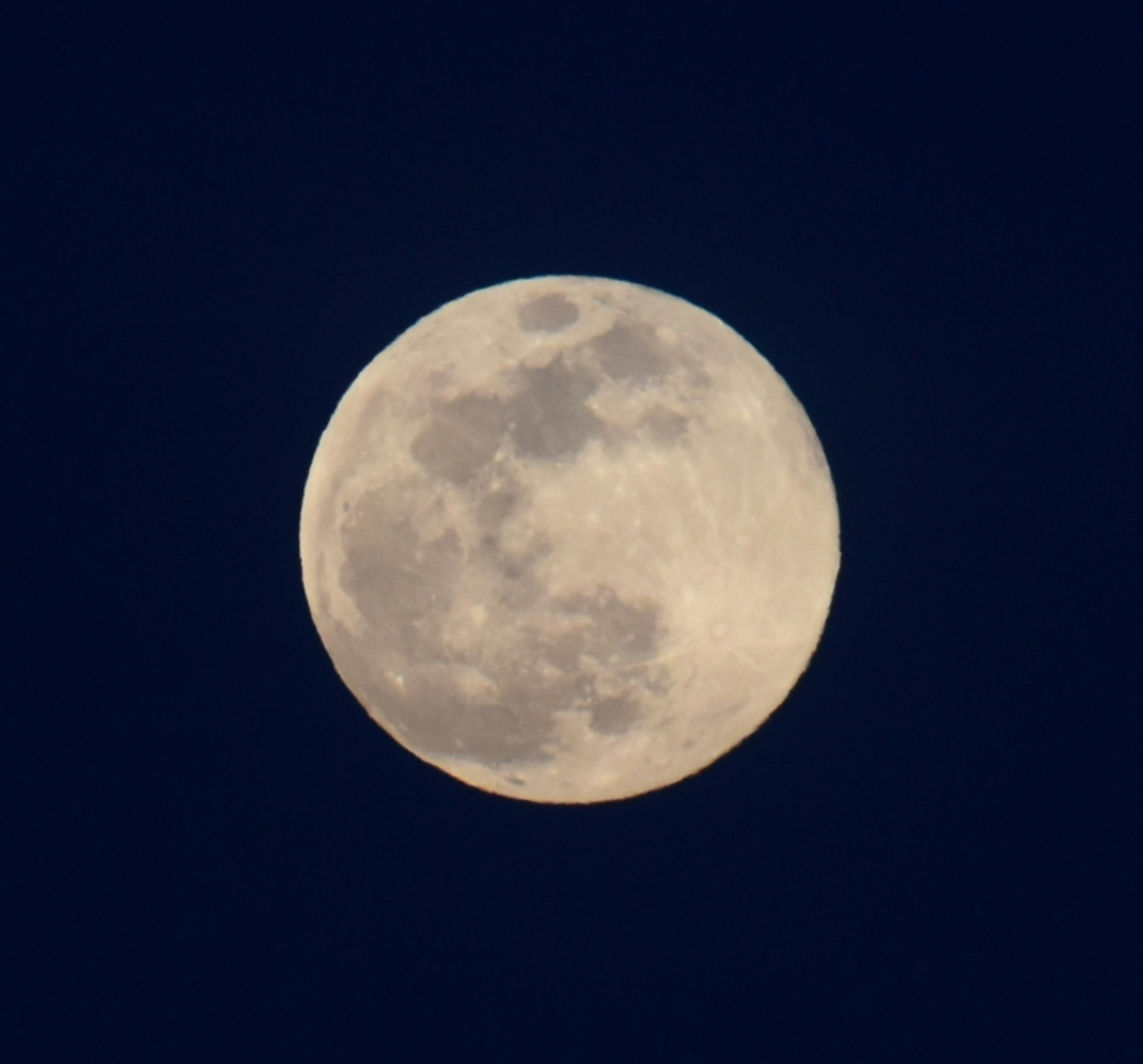 明亮的满月在夜空中