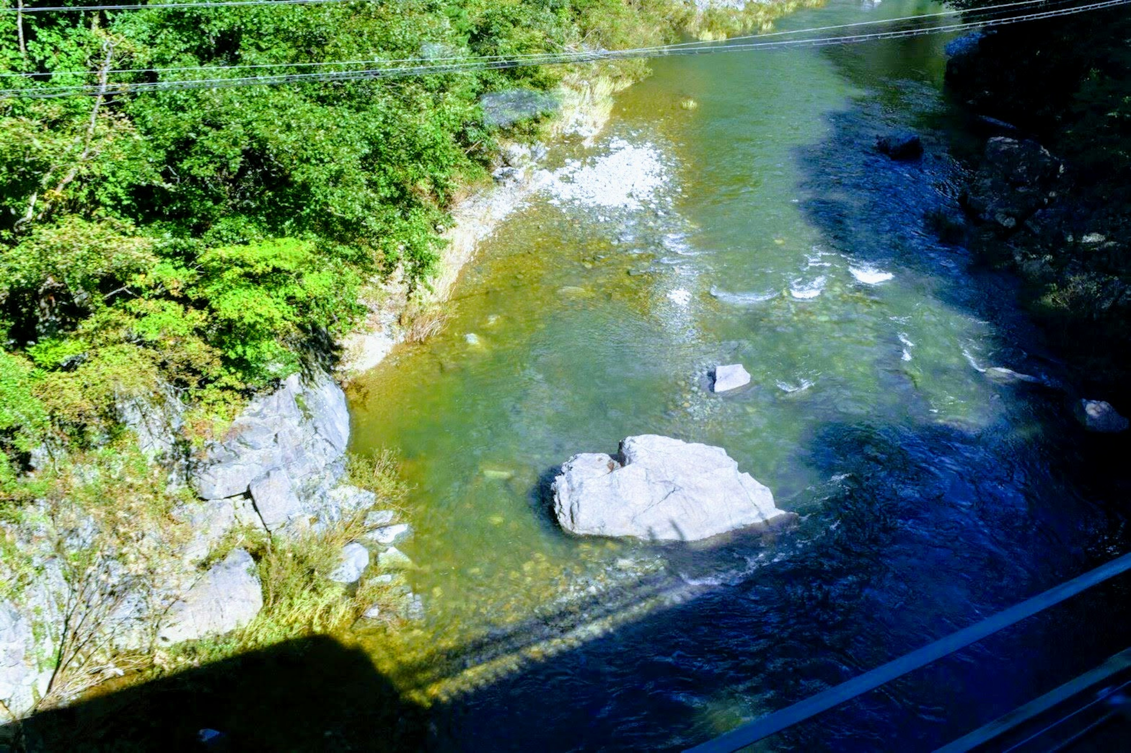 被绿树和岩石环绕的河流风景