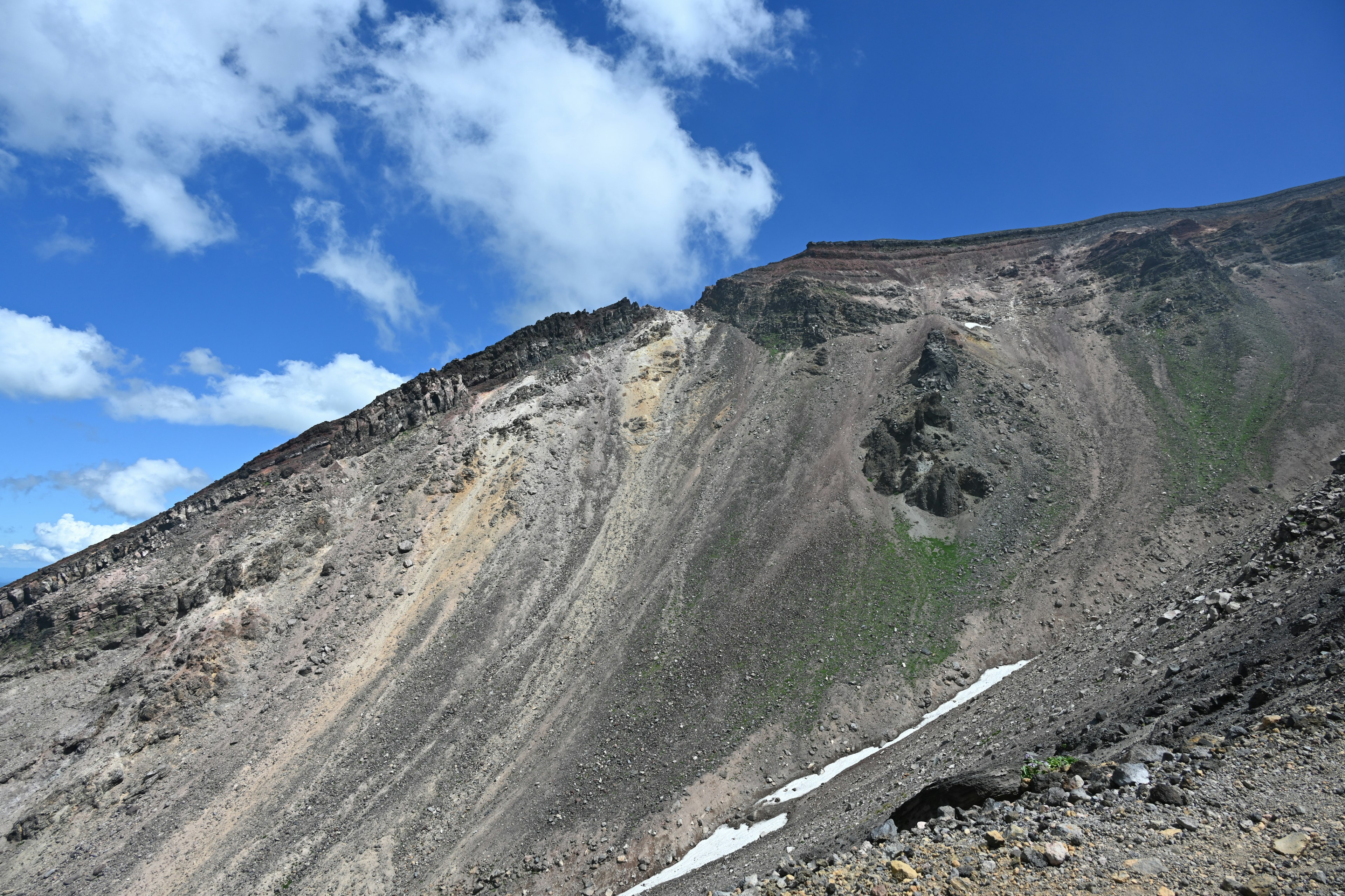 Pendenza maestosa della montagna con cielo blu chiaro