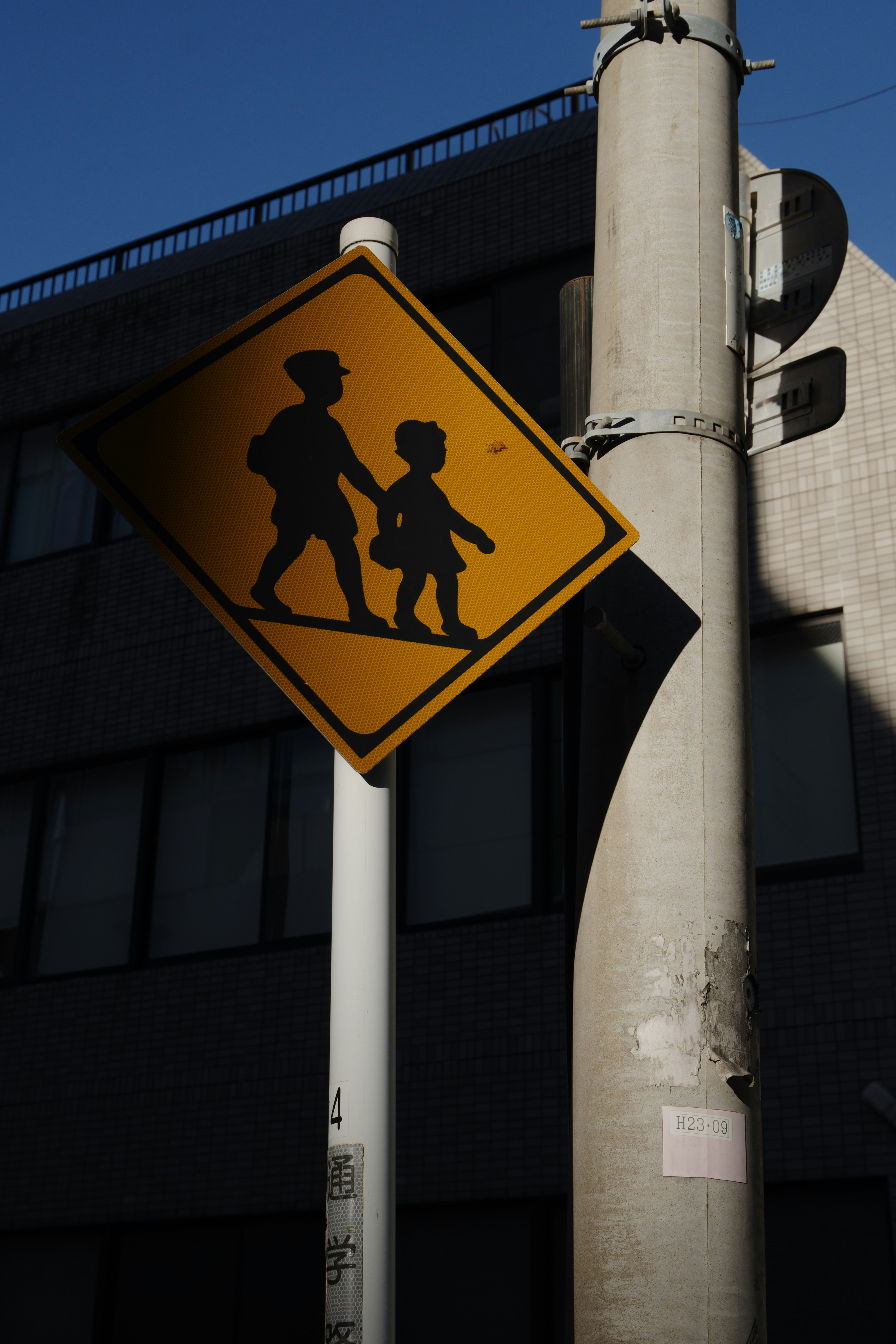 Image d'un panneau piéton avec des silhouettes d'un enfant et d'un adulte