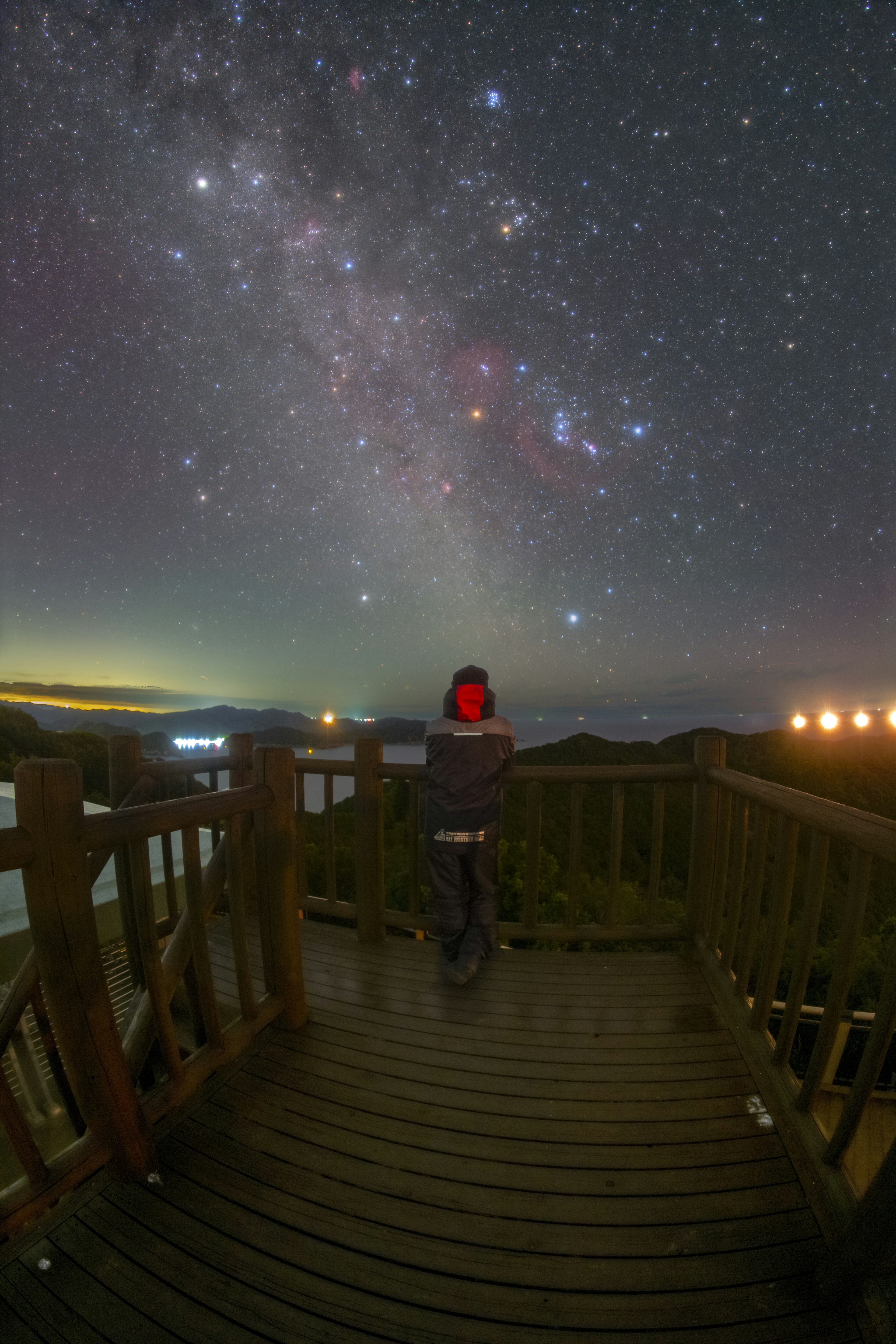 星空を見上げる人物と美しい天の川