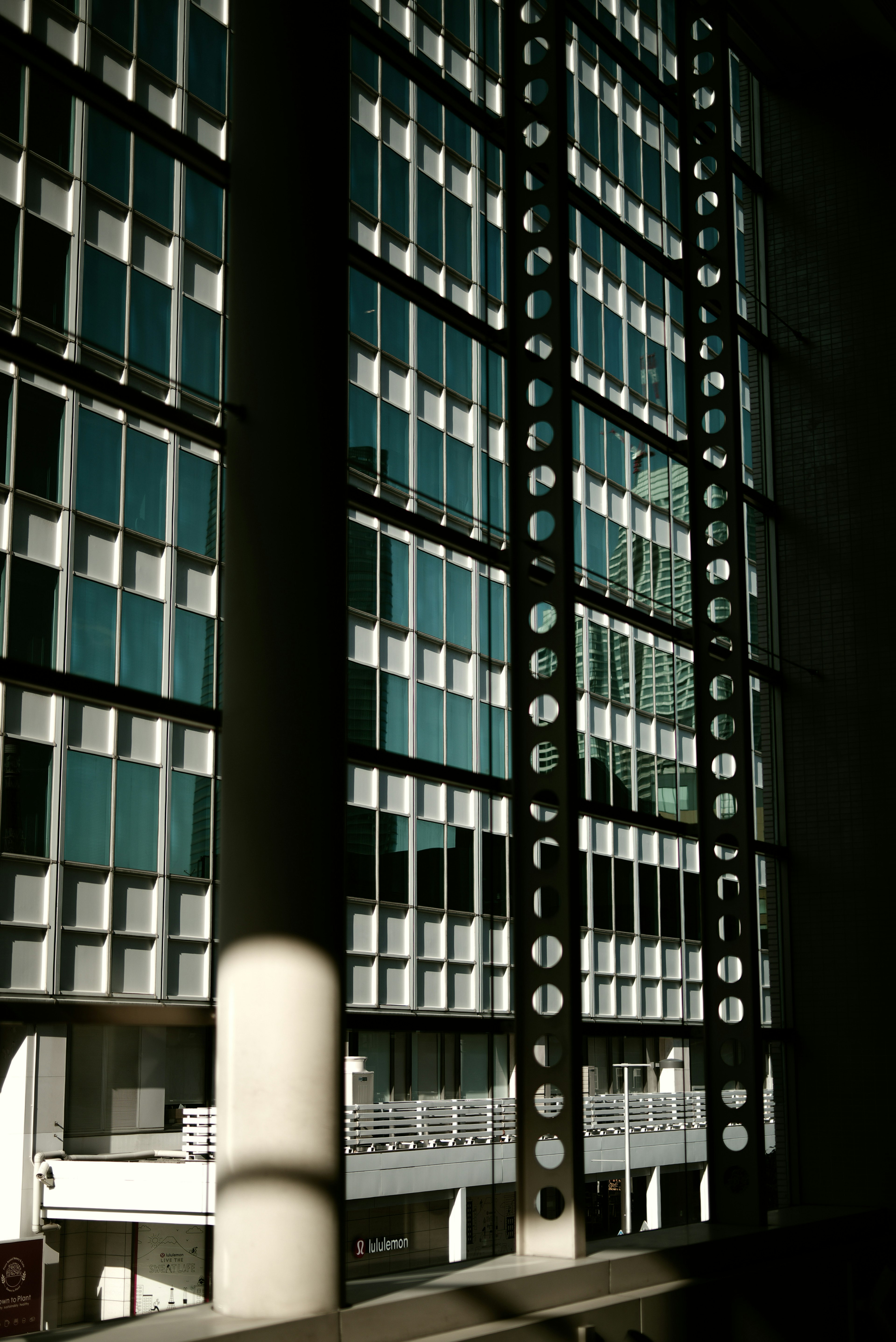 Modernes Bürogebäude mit Glasfassade und runden Fenstern