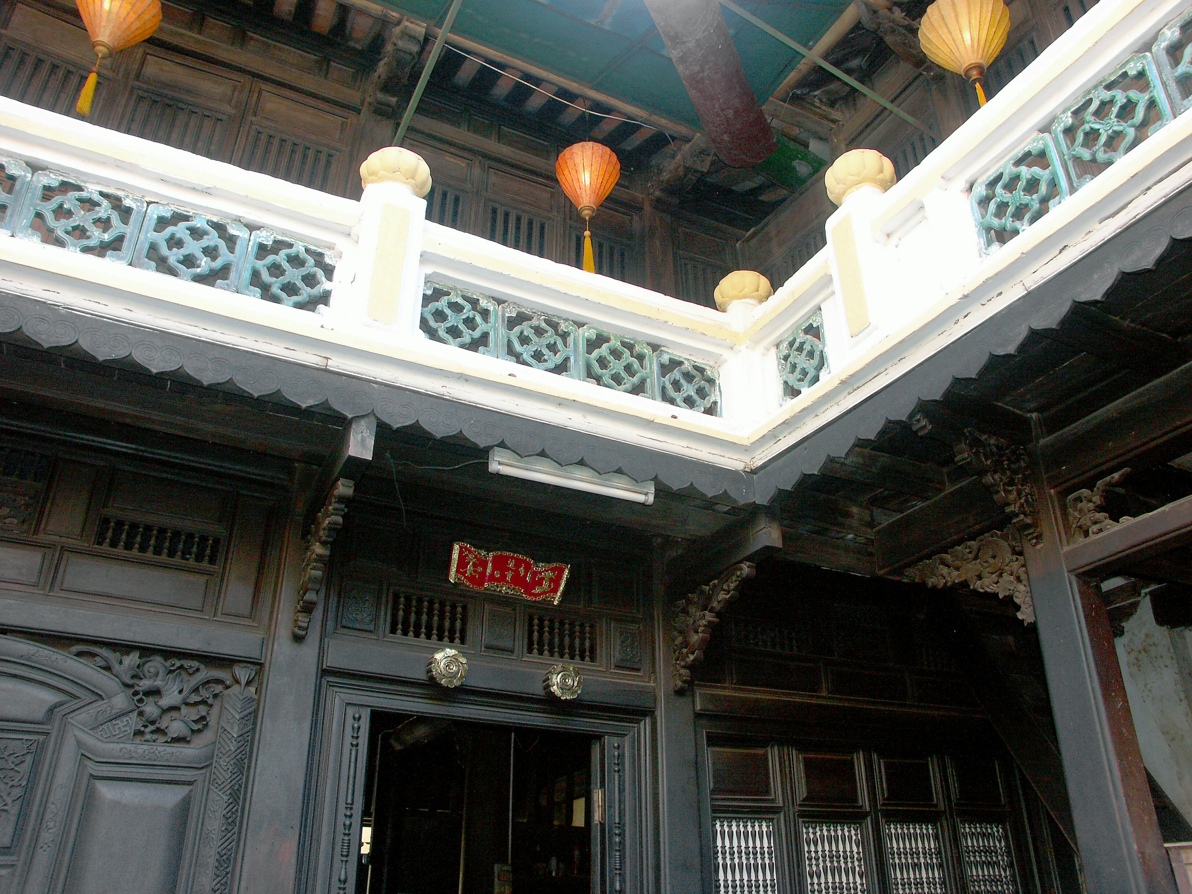 Vue intérieure mettant en avant un balcon décoratif et des lanternes dans un style architectural traditionnel