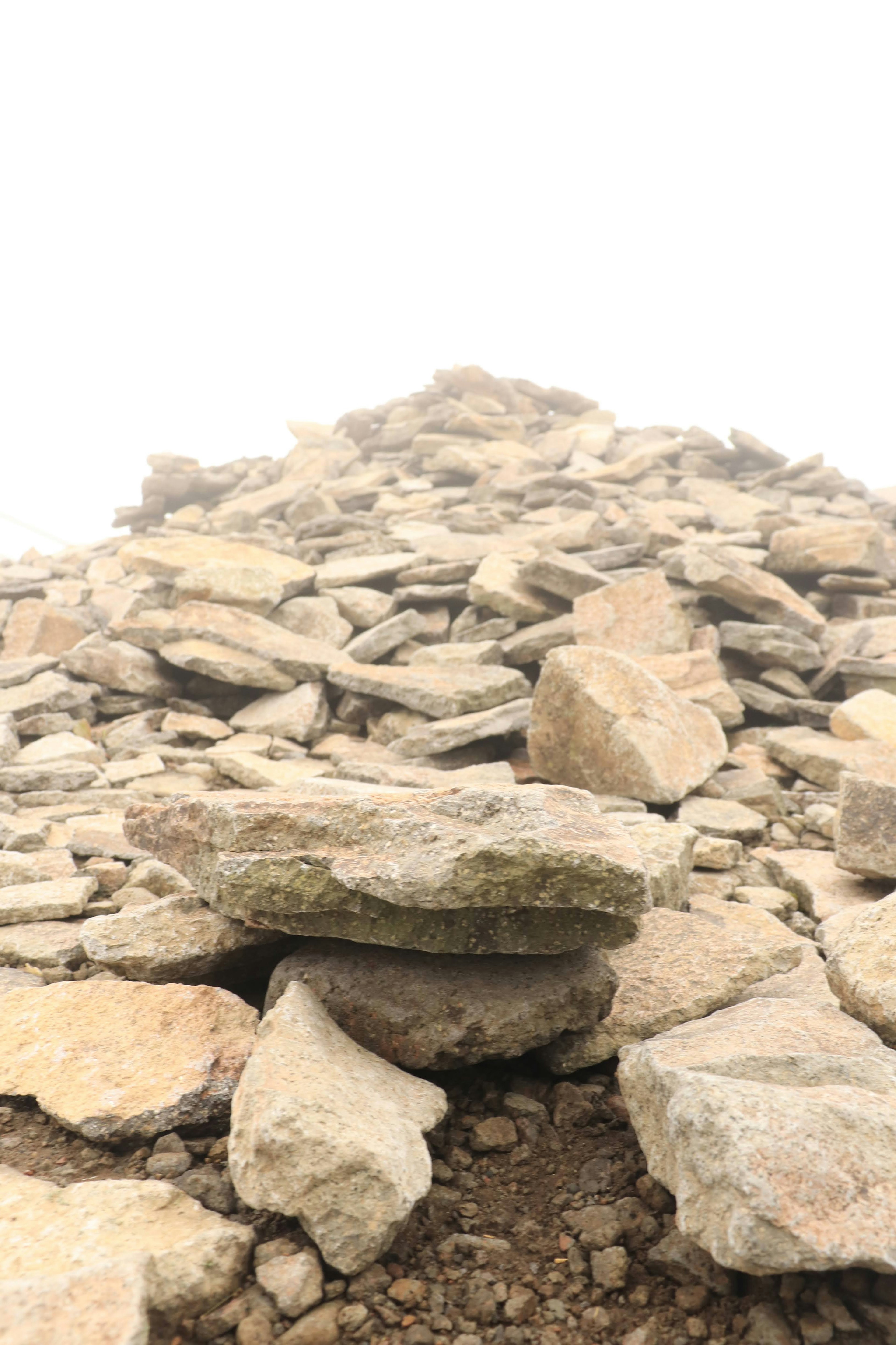 Una pila de rocas con un fondo borroso