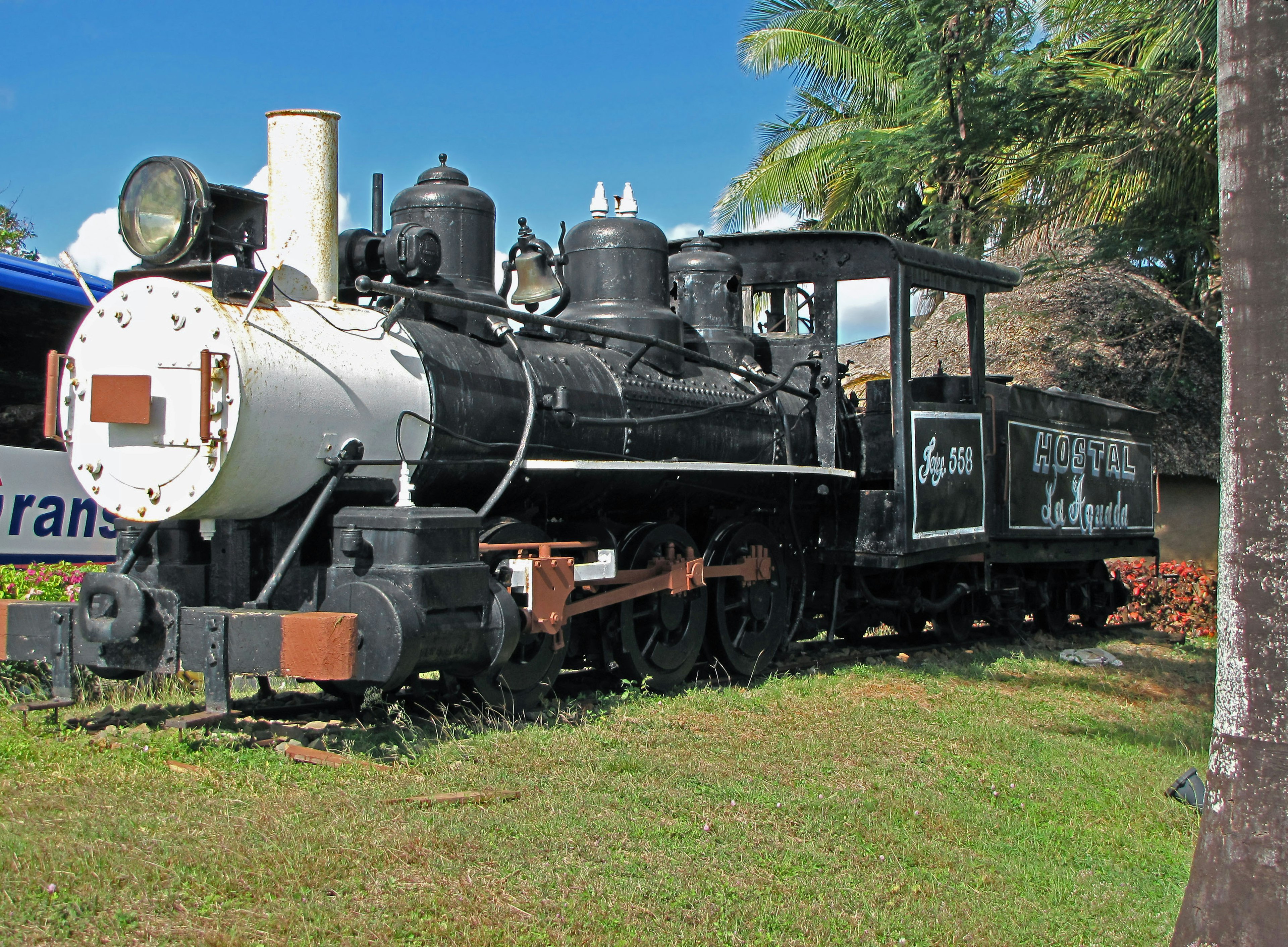 Una antigua locomotora de vapor exhibida sobre hierba verde