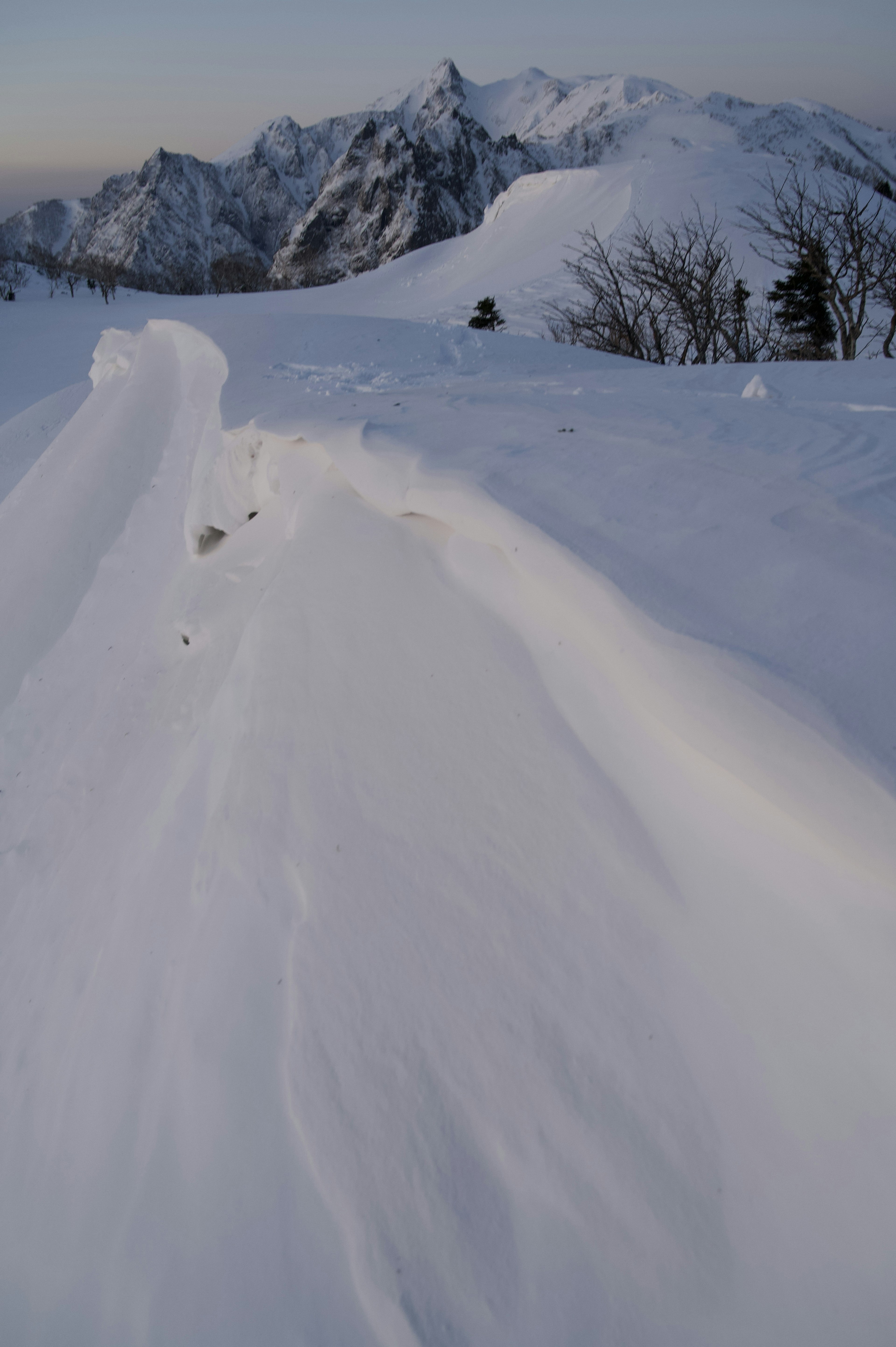 Montagne innevate con un sentiero di neve liscio