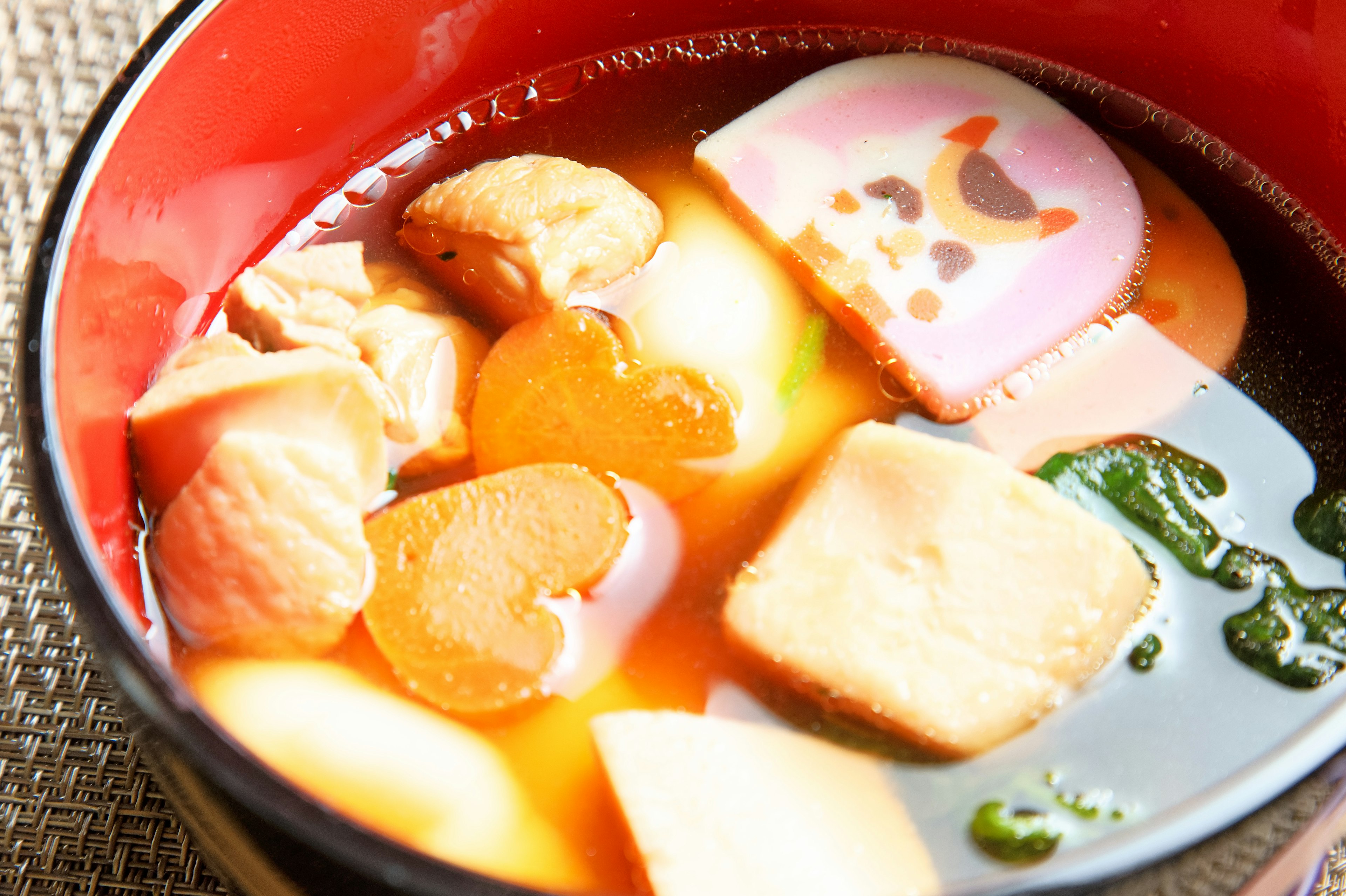 Sopa de miso con ingredientes coloridos en un tazón rojo