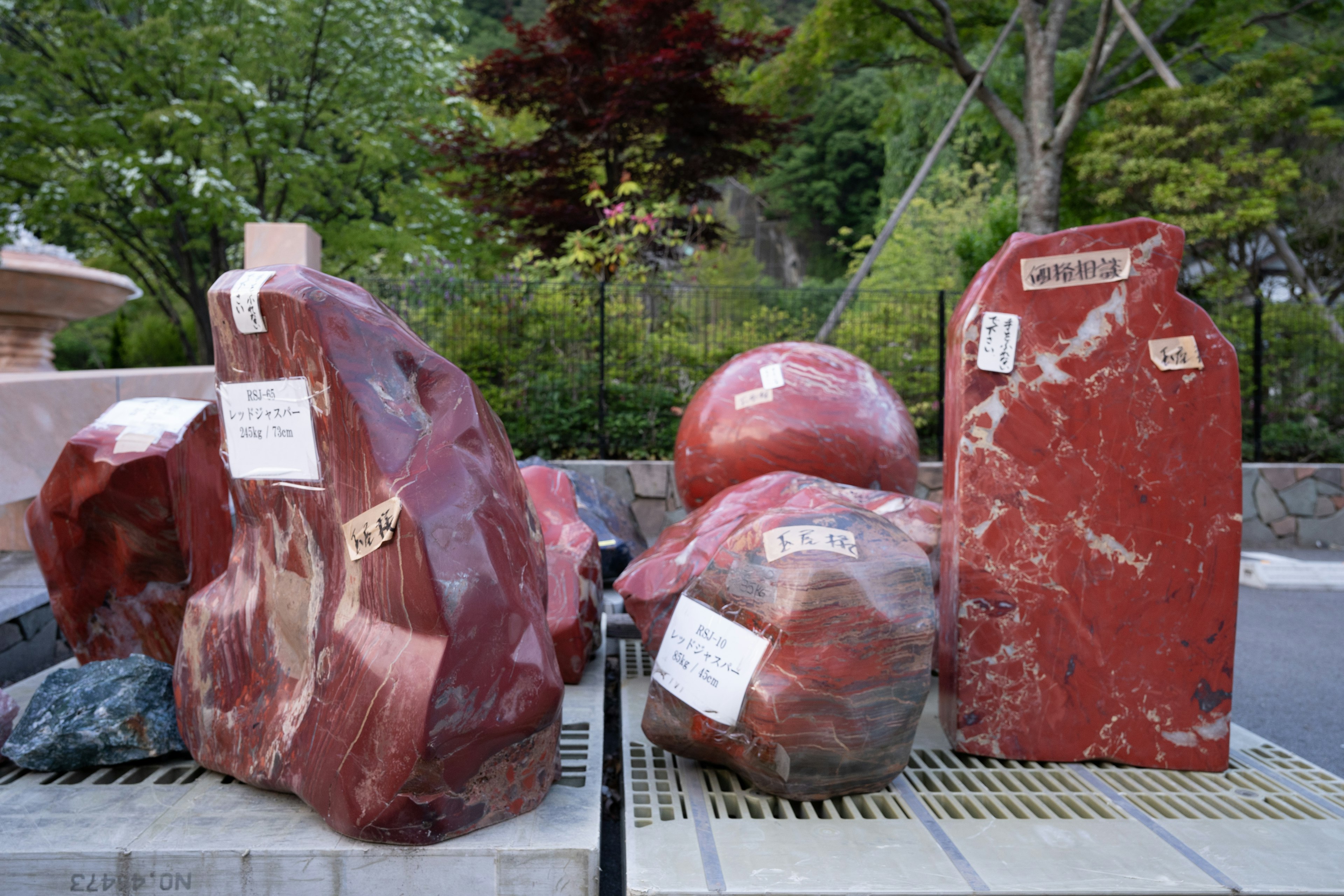 Esposizione all'aperto di pietre rosse e rocce con etichette