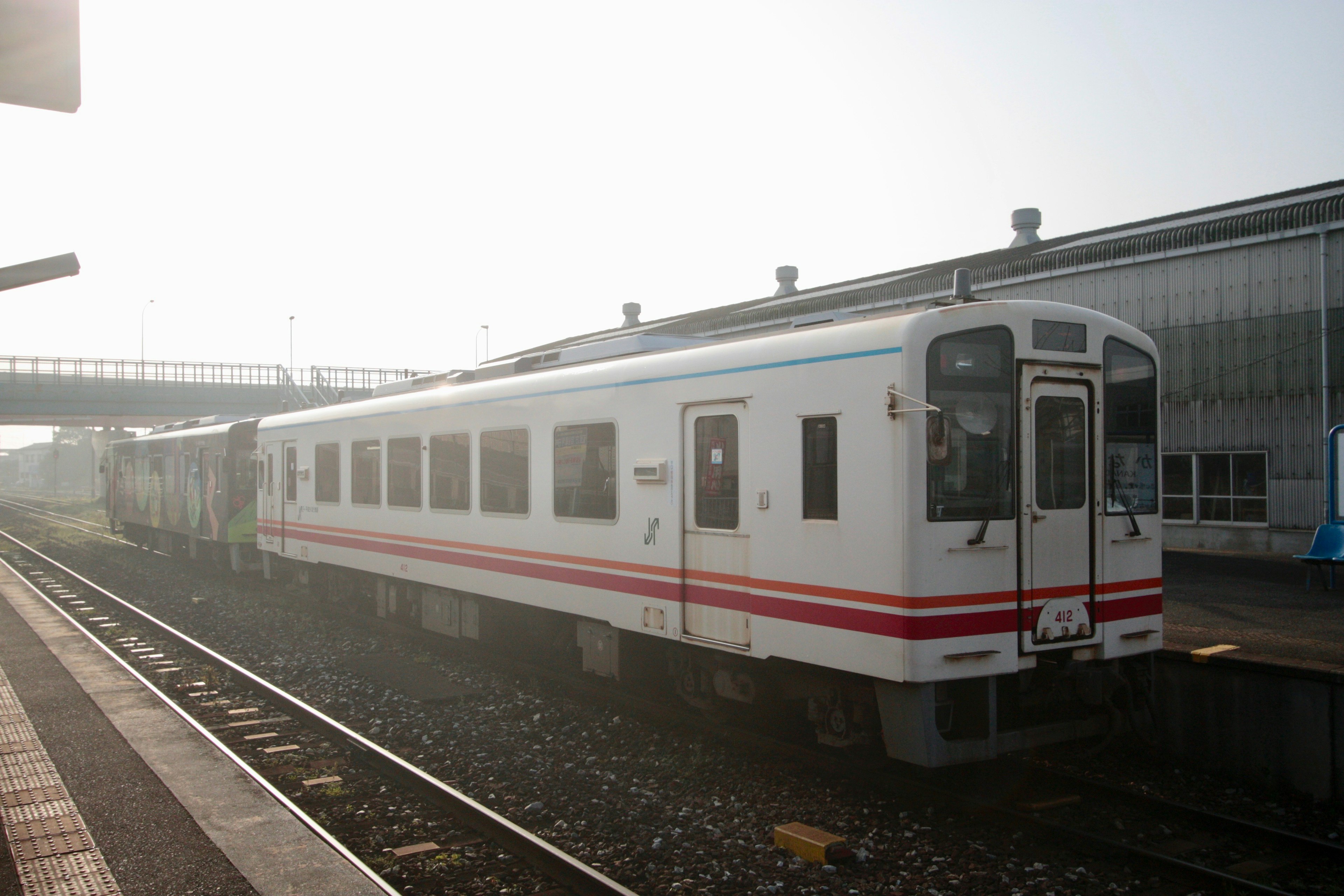 รถไฟสีขาวที่สถานีในเวลากลางวัน