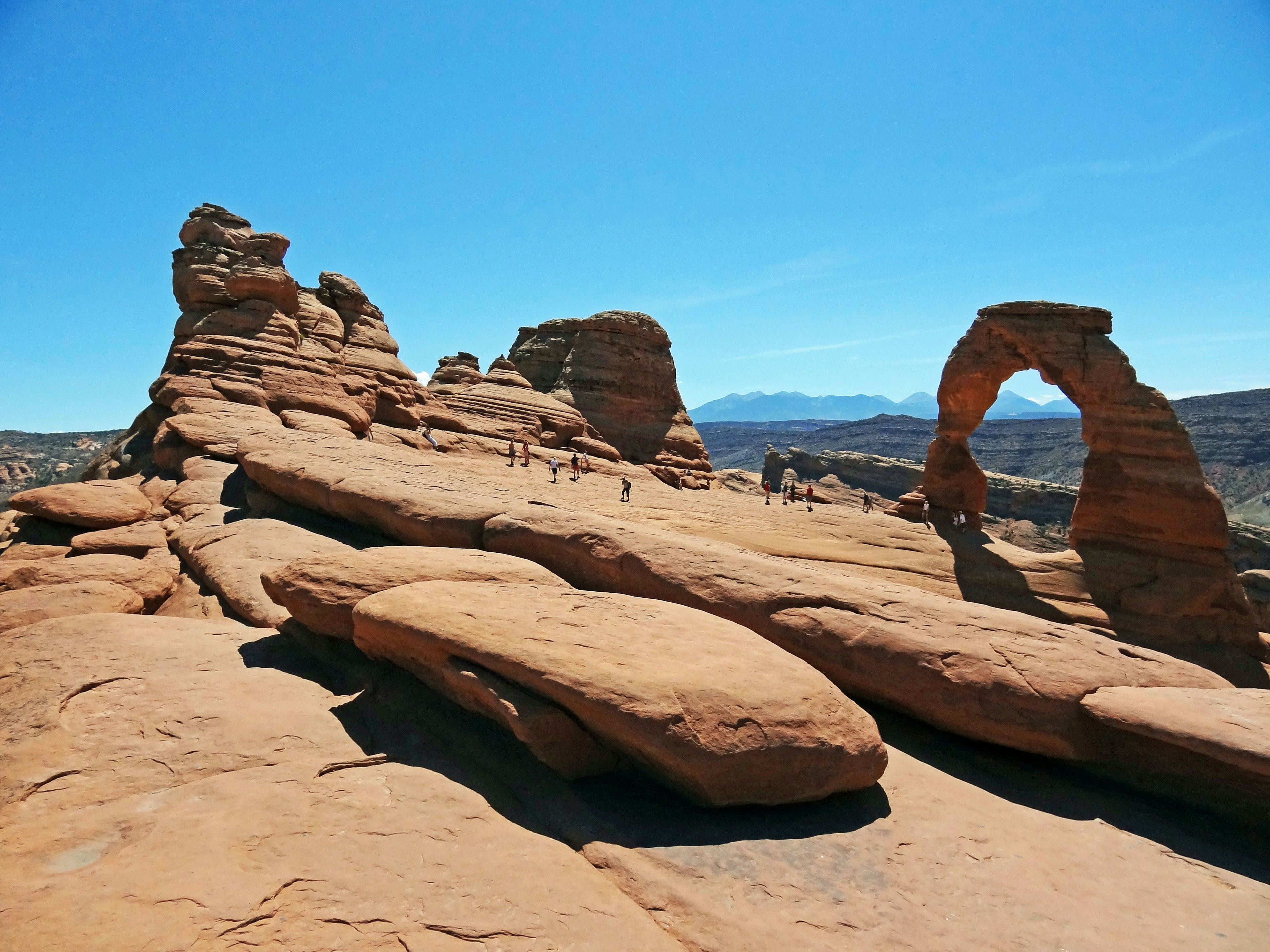 Delicate Arch im Arches National Park mit umliegenden Felsformationen