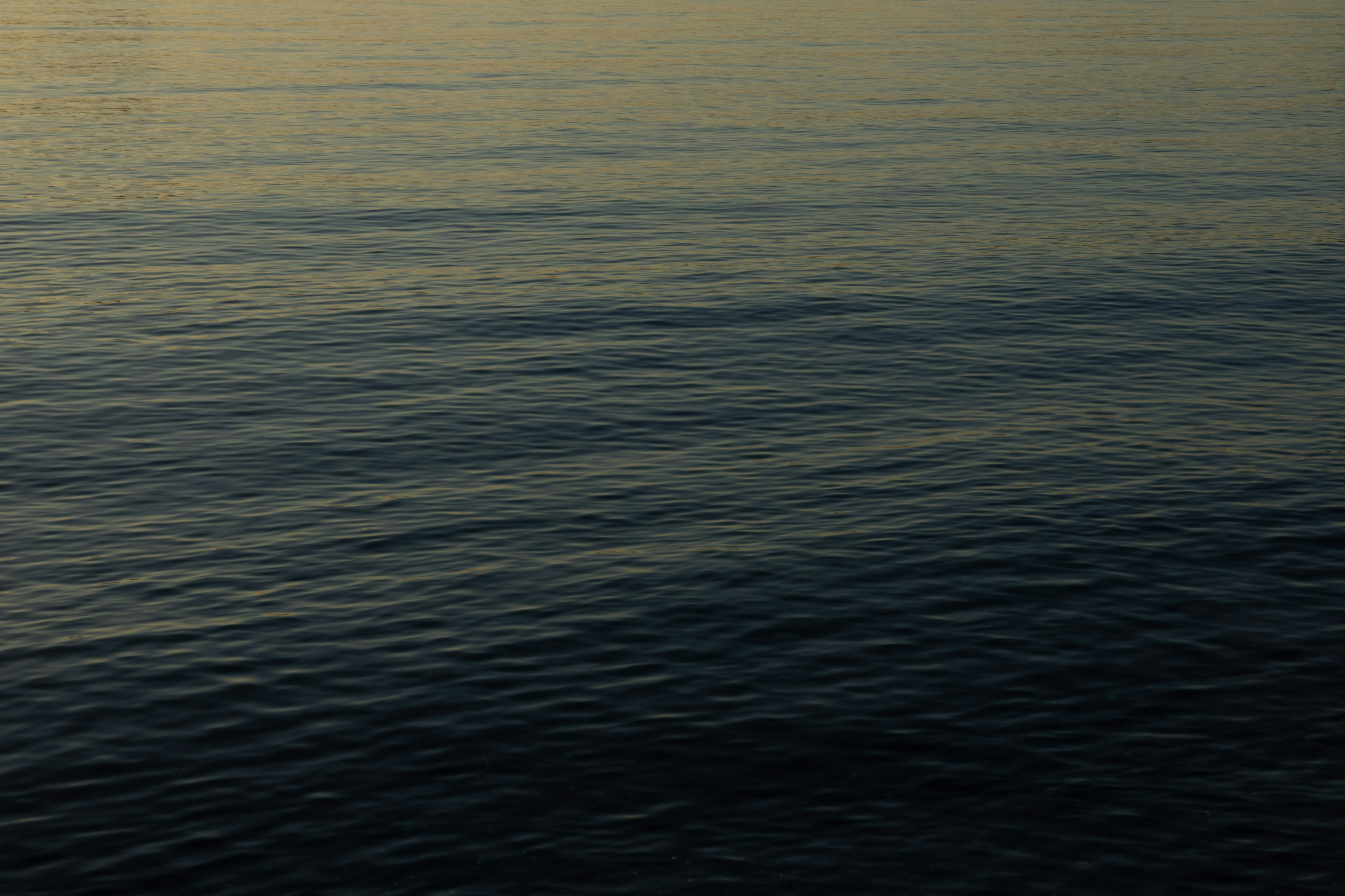 穏やかな水面の暗い海の景色