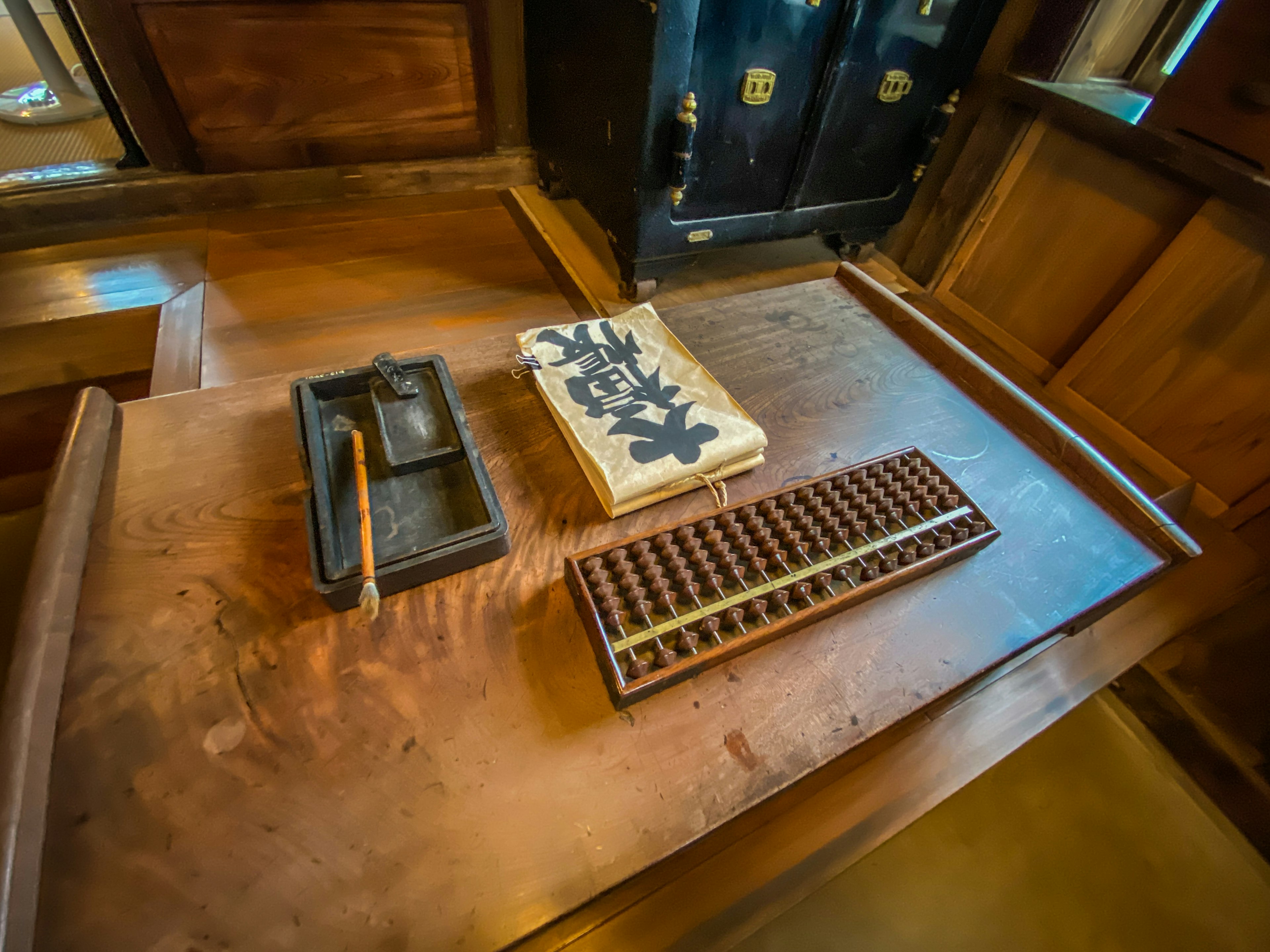 Mesa de madera con un ábaco y un libro