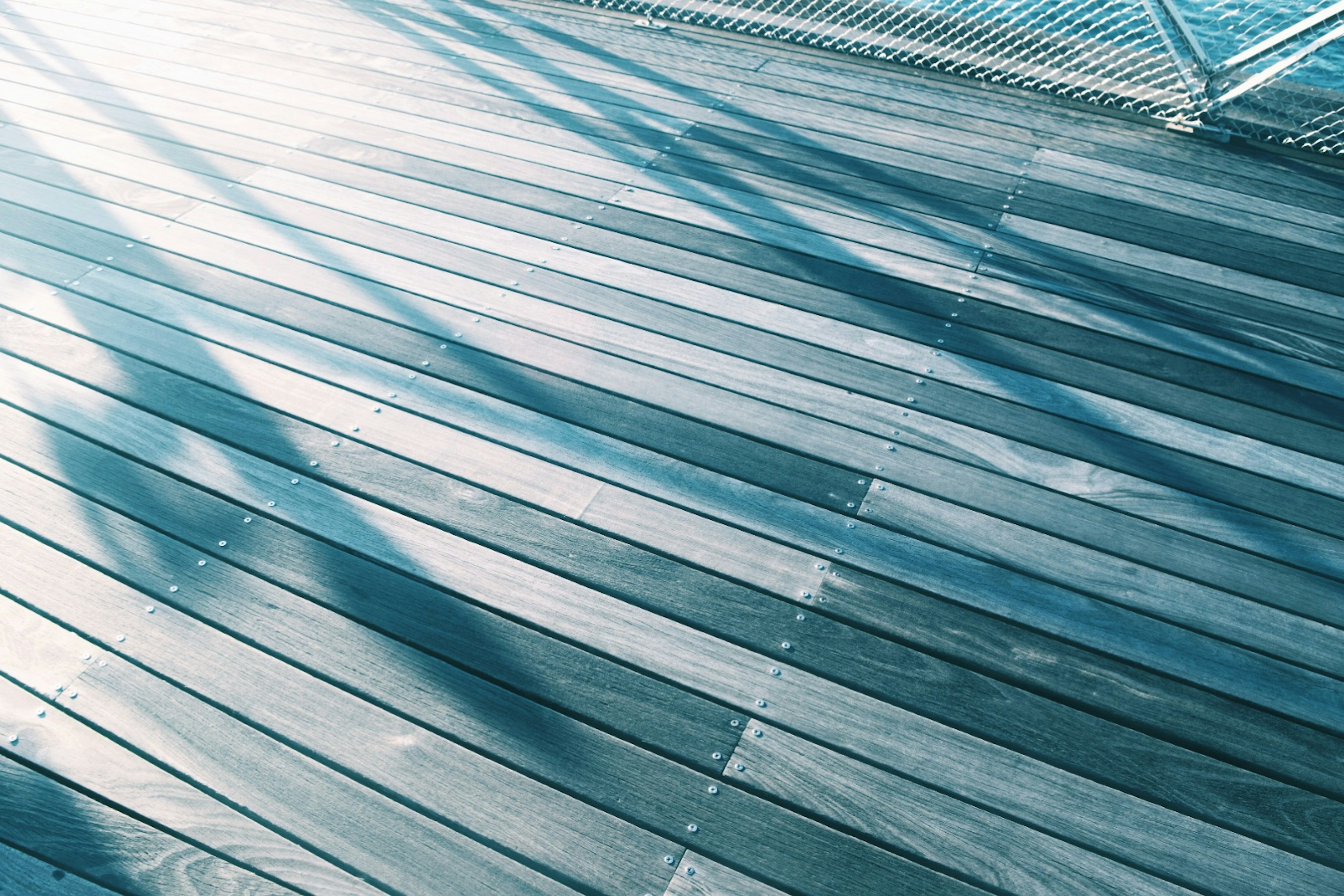 Ein Holzdeck mit blauen Tönen und Schatten