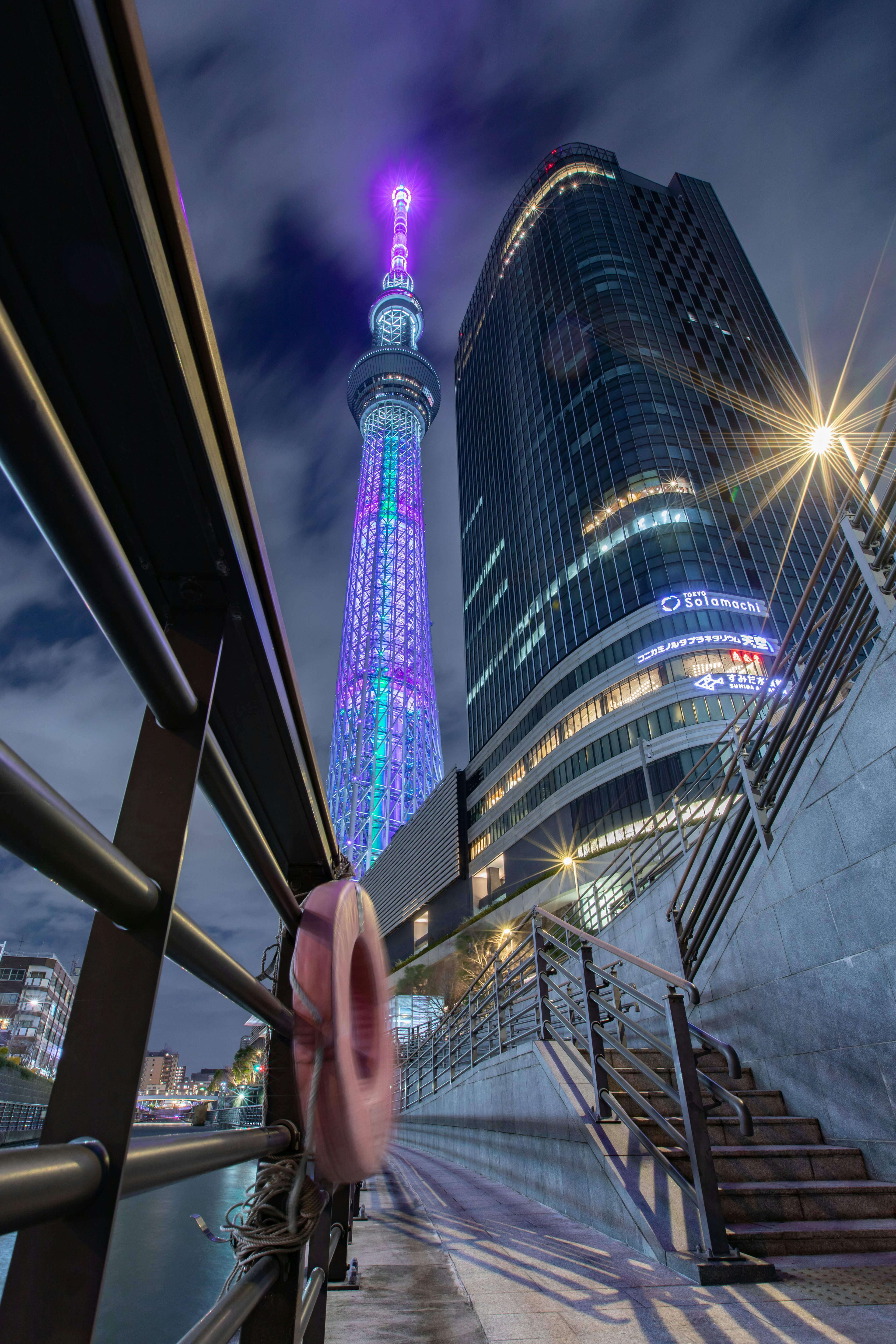 東京スカイツリーの夜景と近くのビルの写真