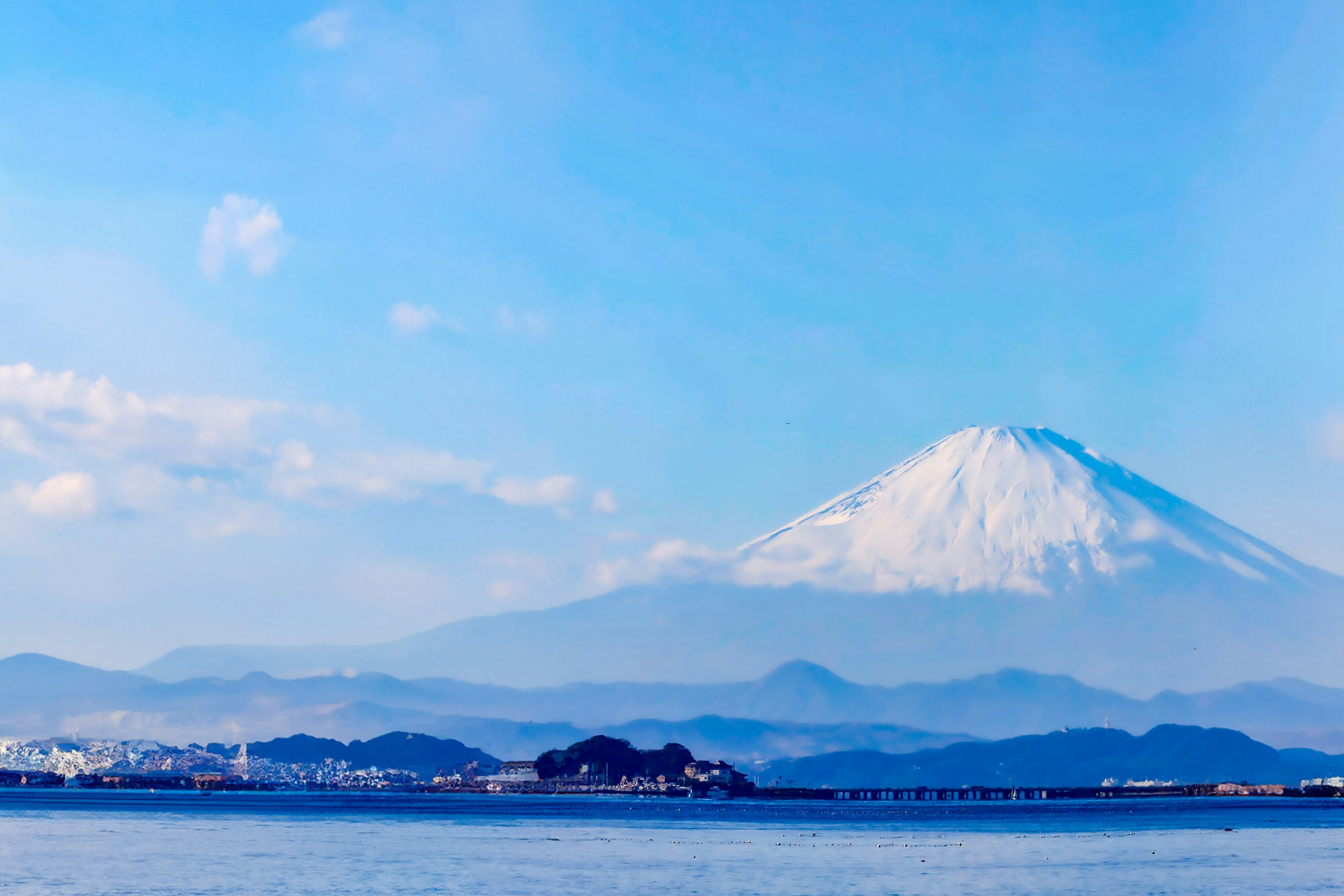 青い空と雪をかぶった富士山の美しい風景