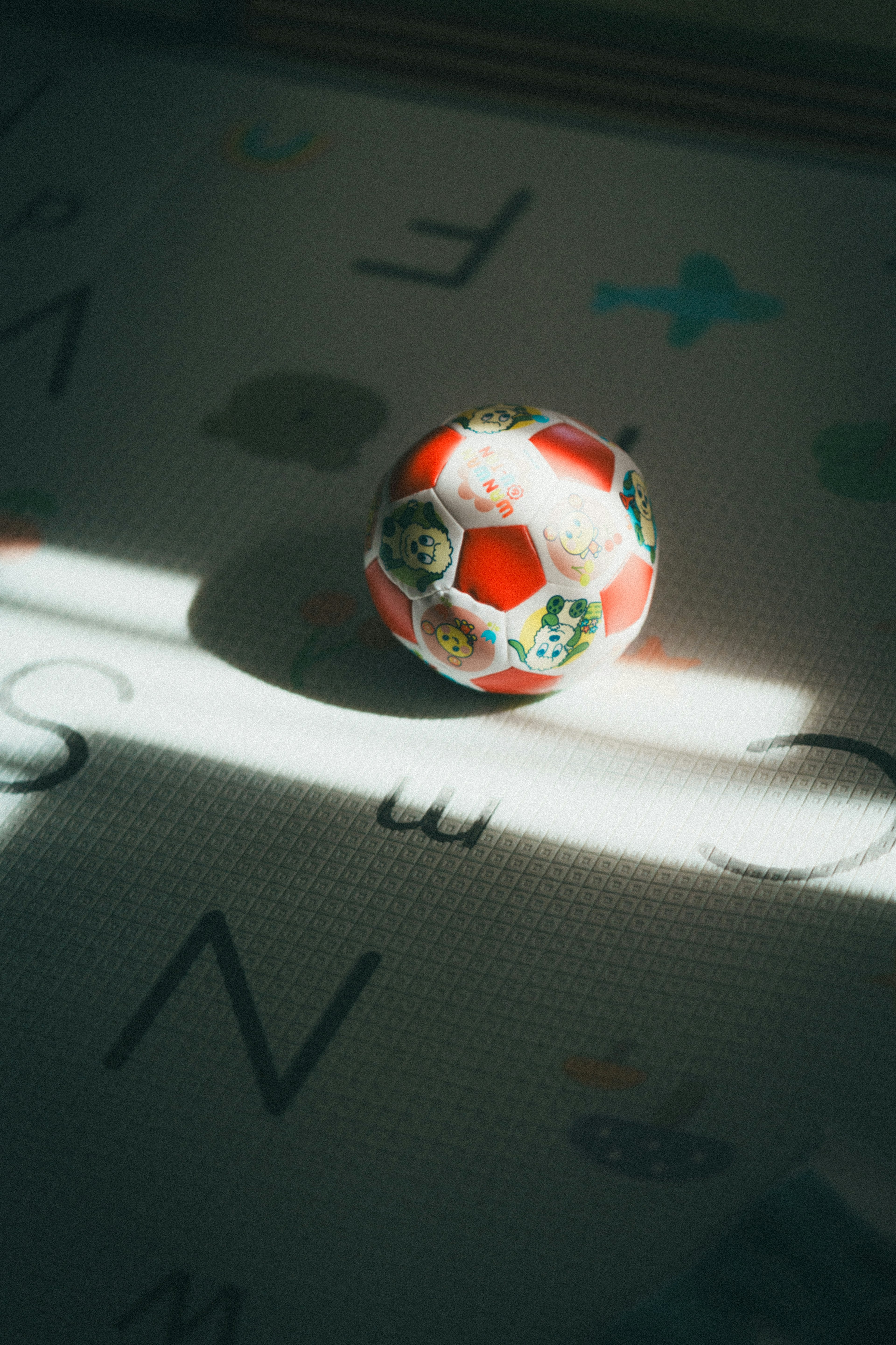 Un ballon de football coloré illuminé par la lumière du soleil