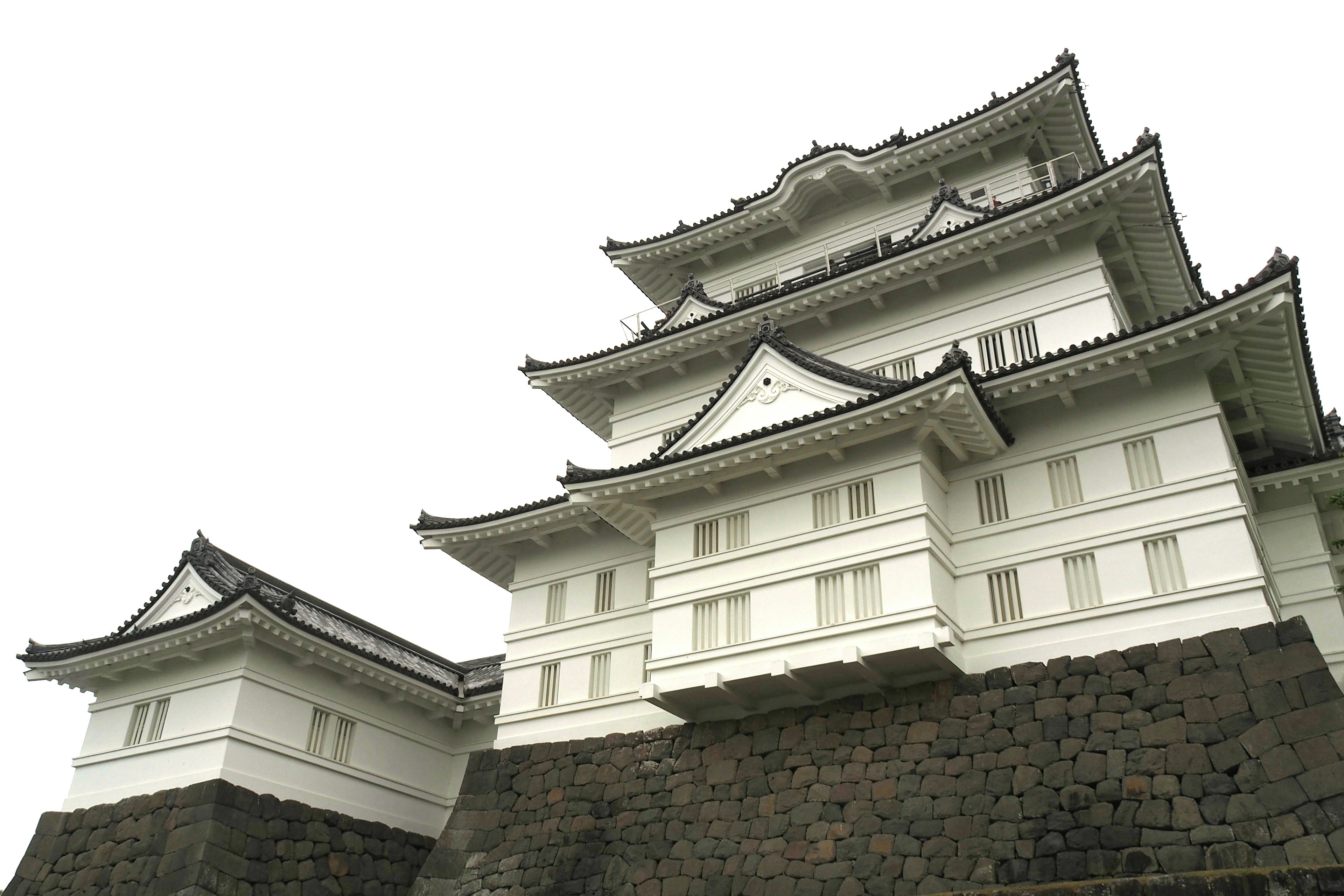 Japanisches Schloss mit weißen Wänden und schwarzem Steinfundament