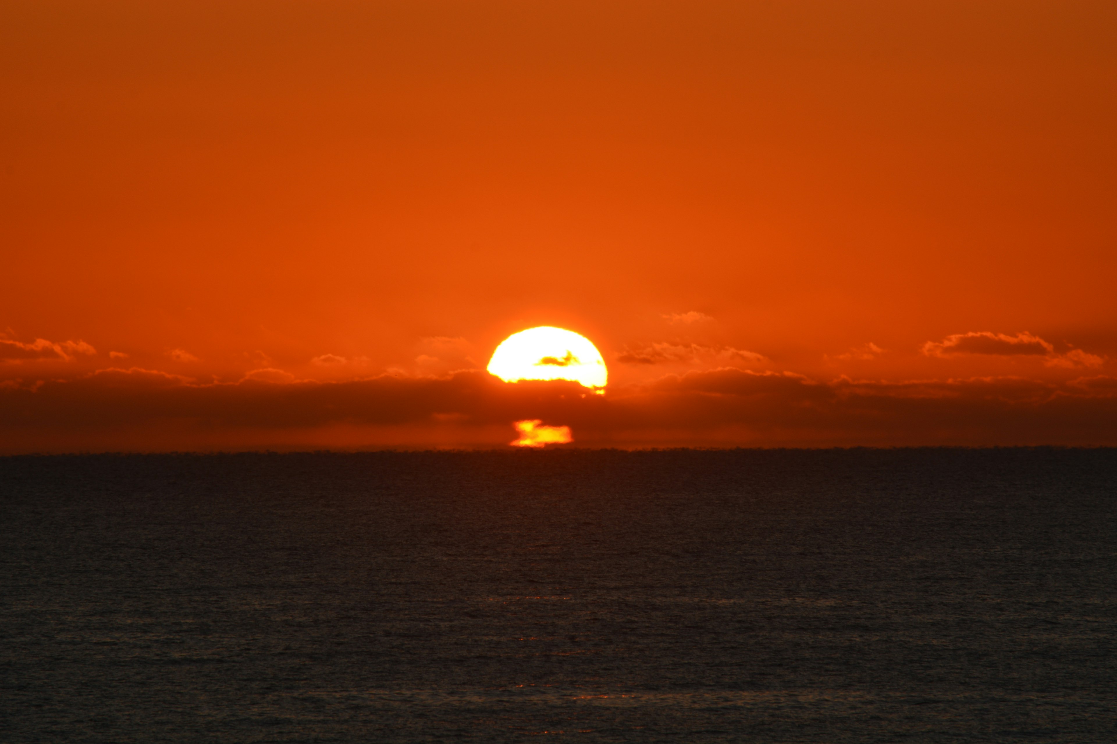 Bella vista del tramonto sull'oceano