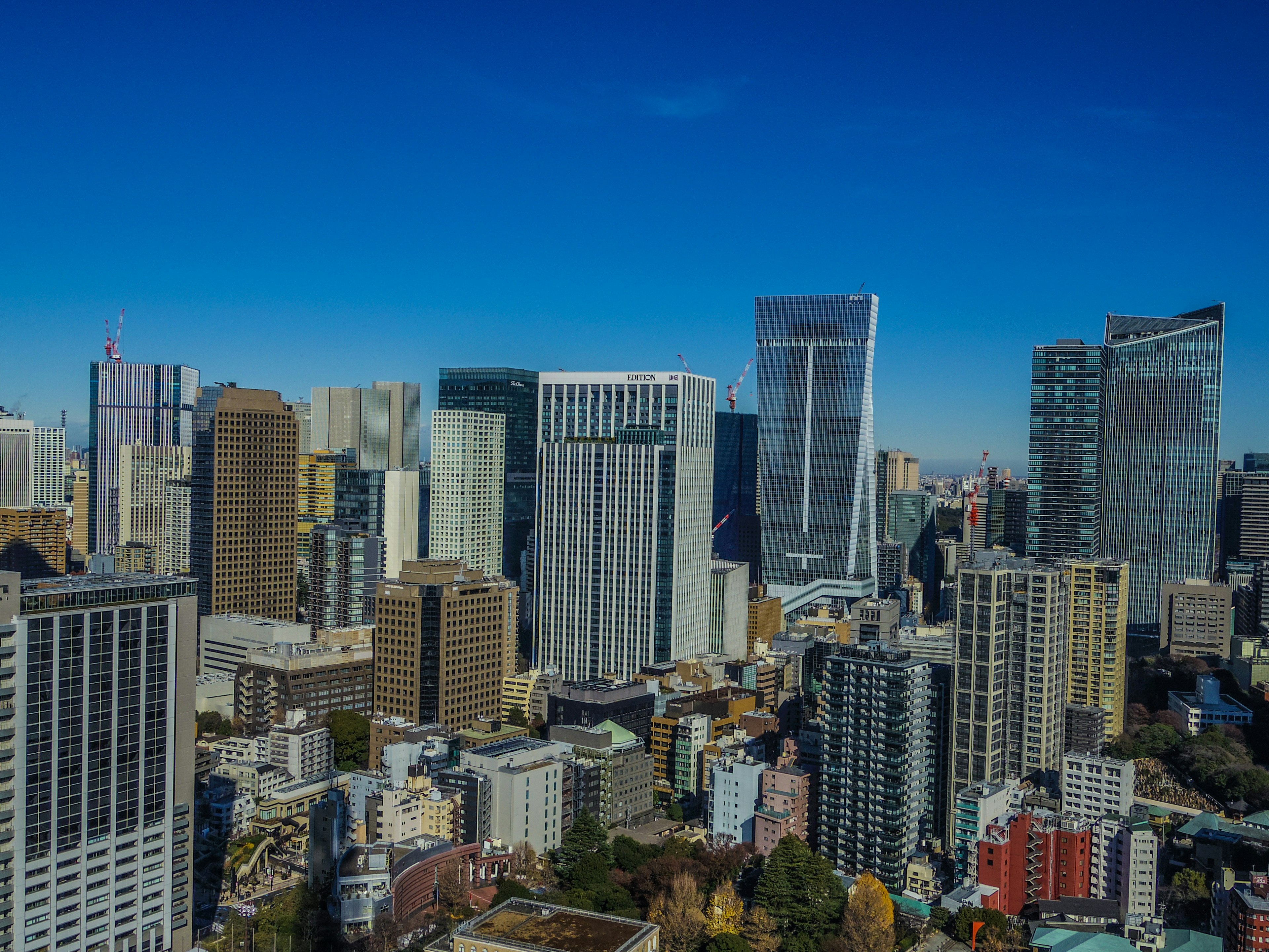 Vista panorámica de los rascacielos de Tokio bajo un cielo azul despejado