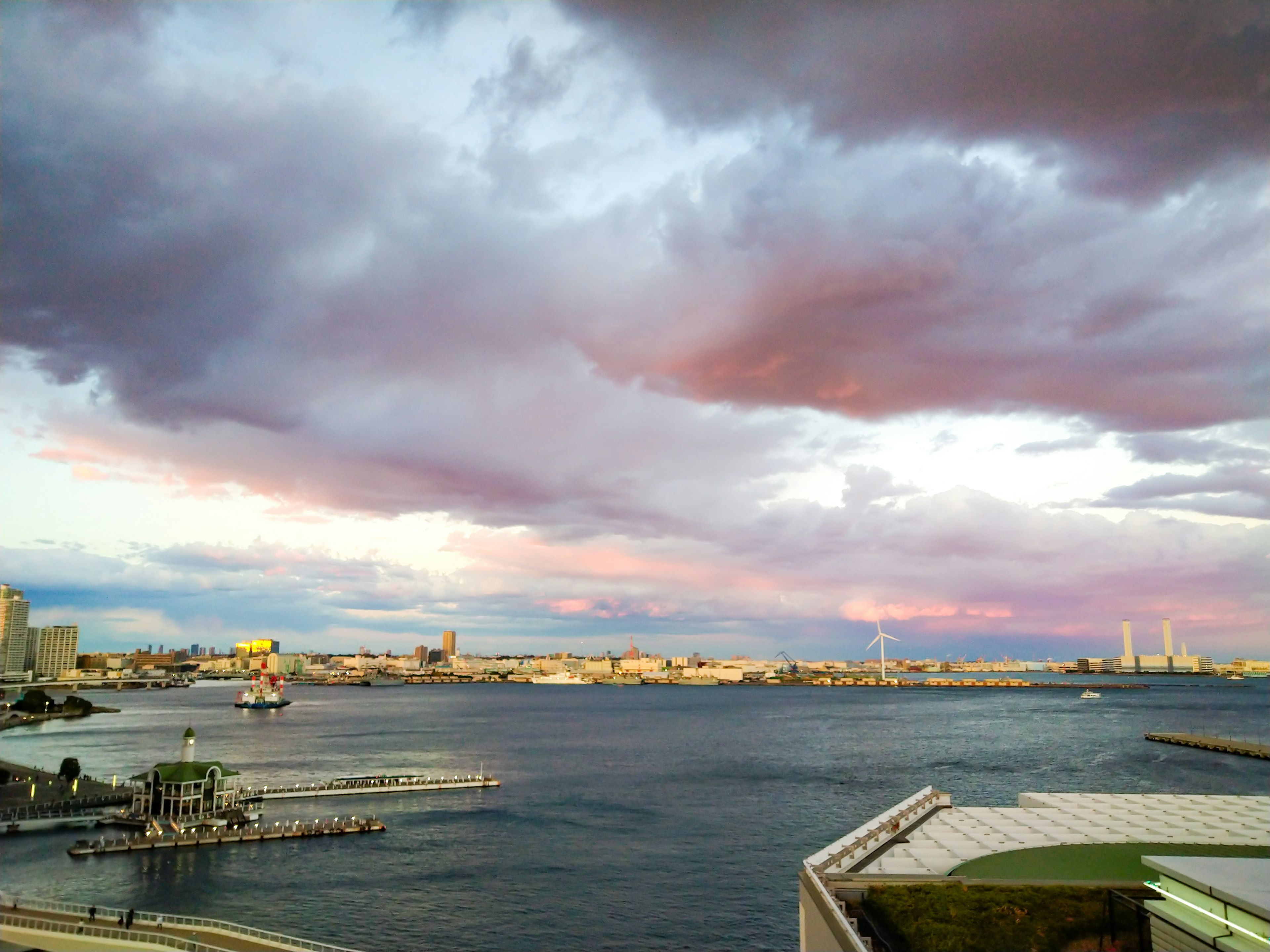 Paysage maritime avec ciel de coucher de soleil et reflets sur l'eau