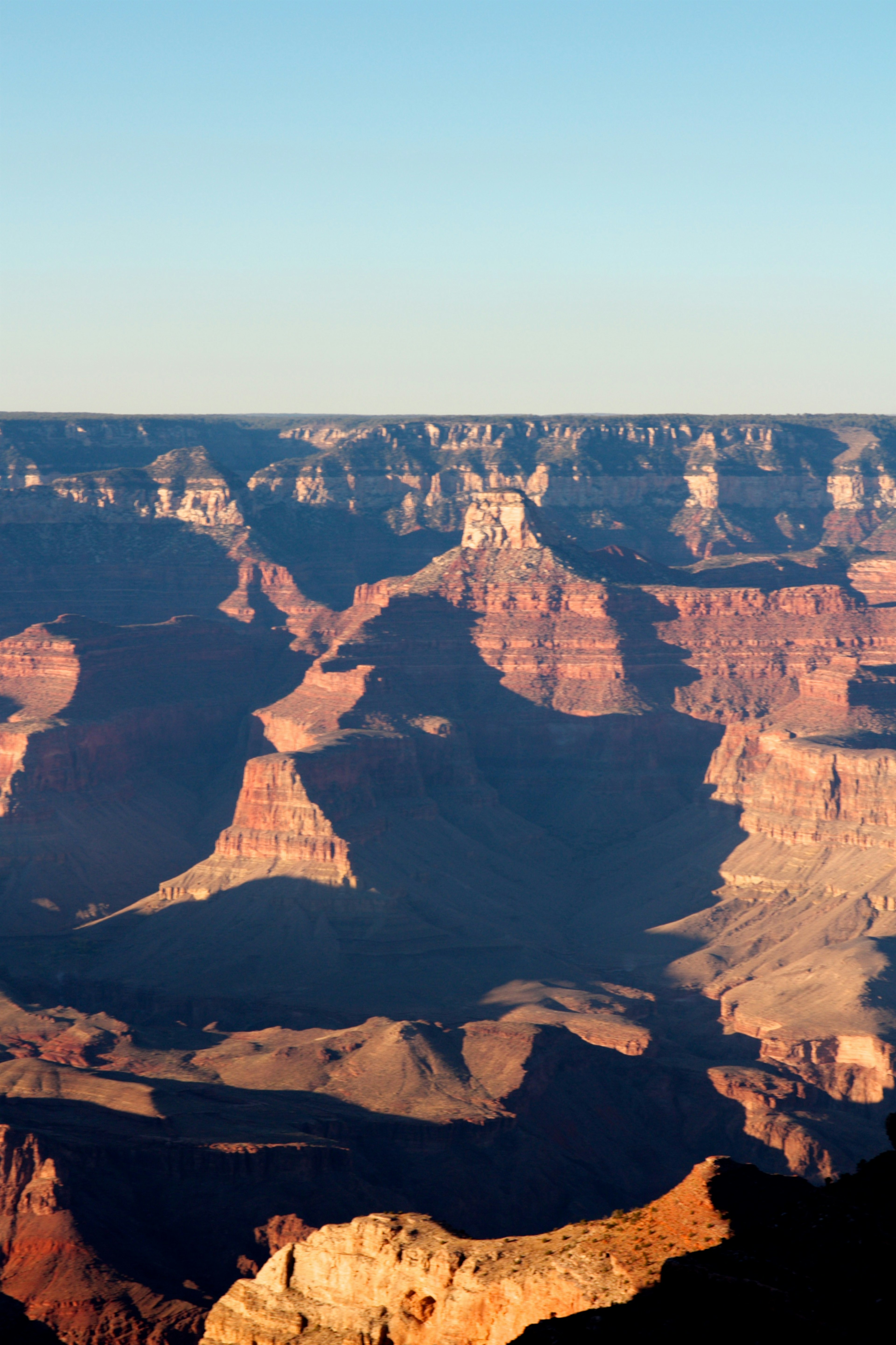 Pemandangan menakjubkan Grand Canyon dengan batu merah cerah dan bayangan dalam