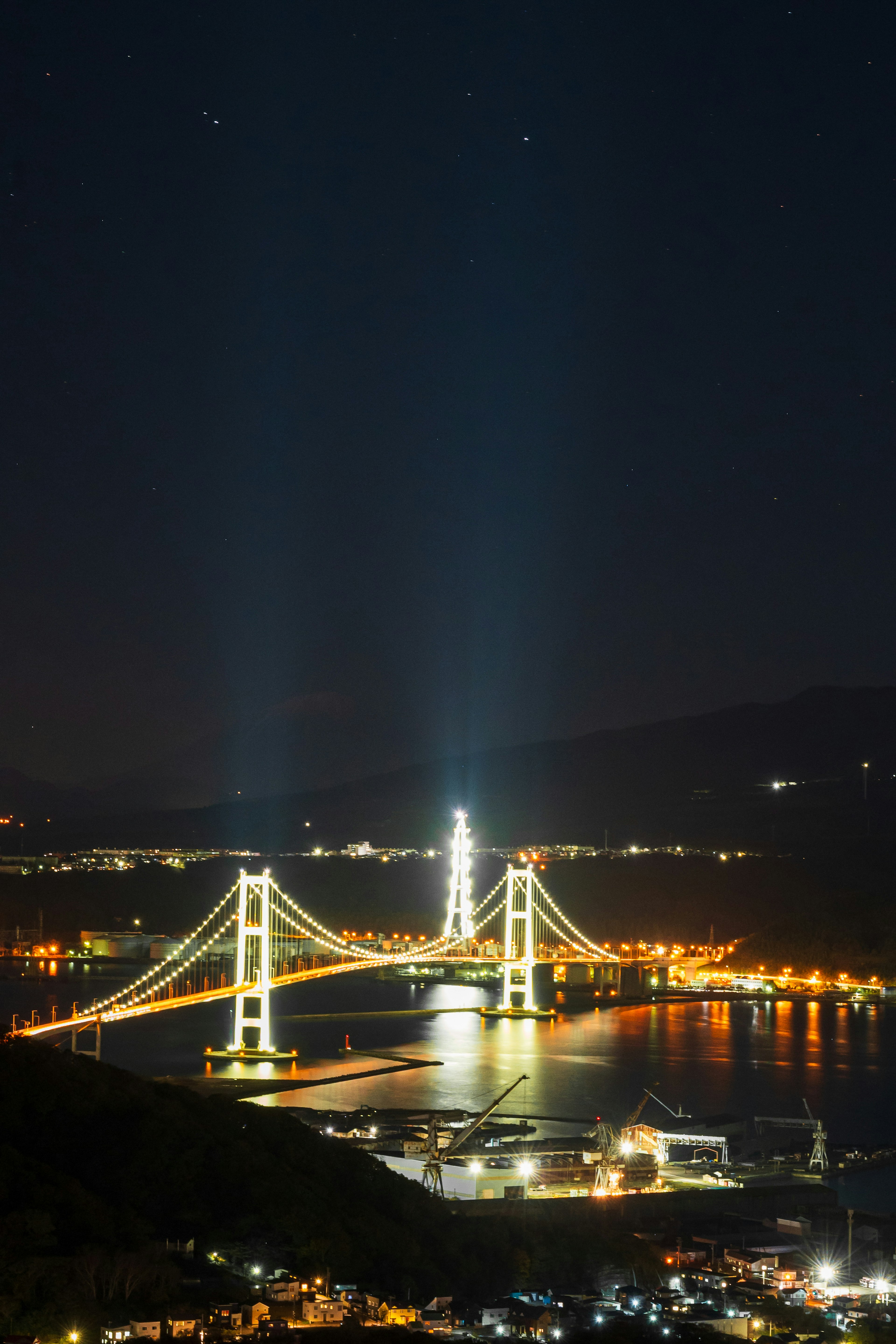 夜の光に照らされた美しい橋と海の景色