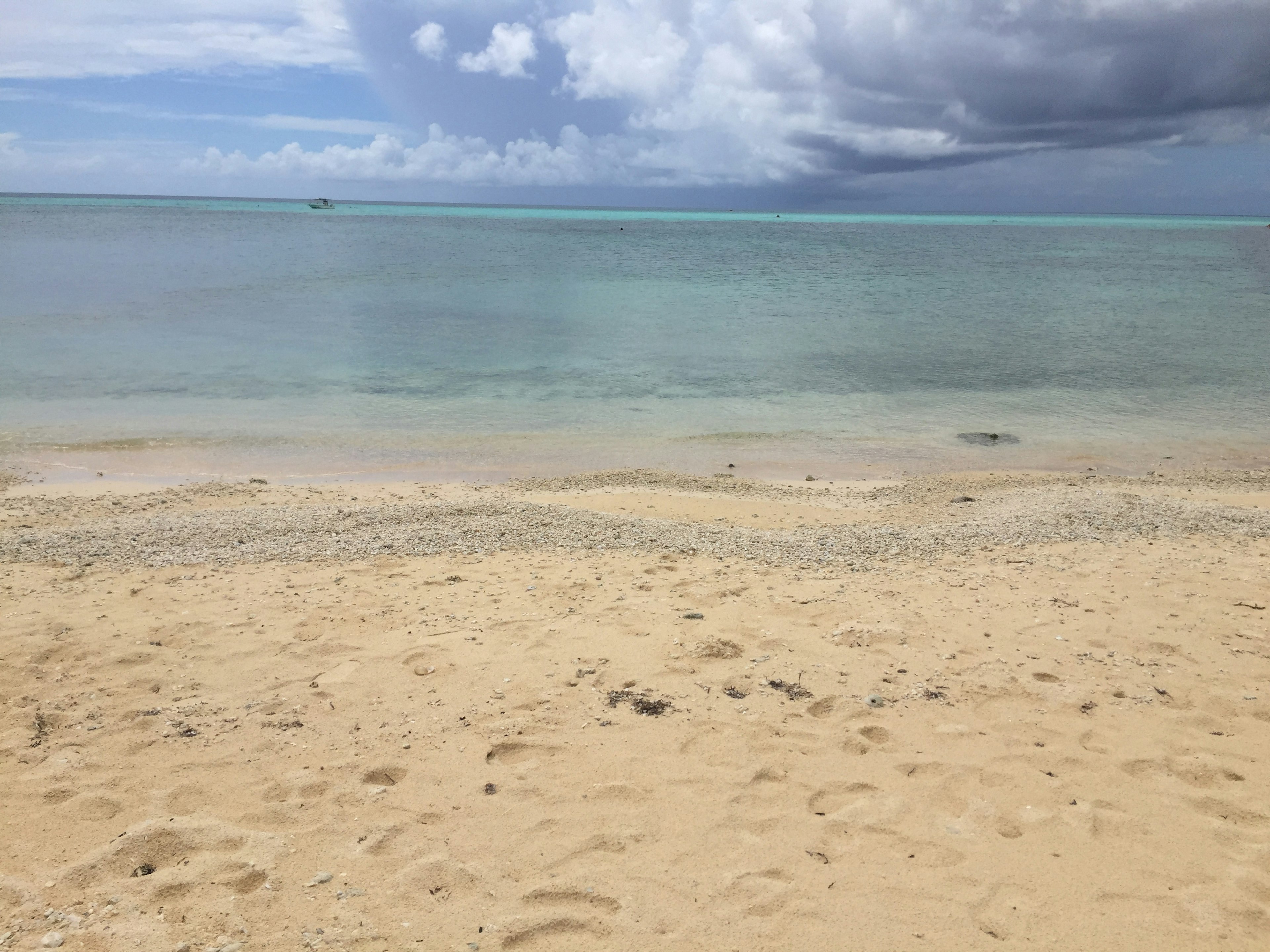 Pantai indah dengan air biru dan tepi pasir