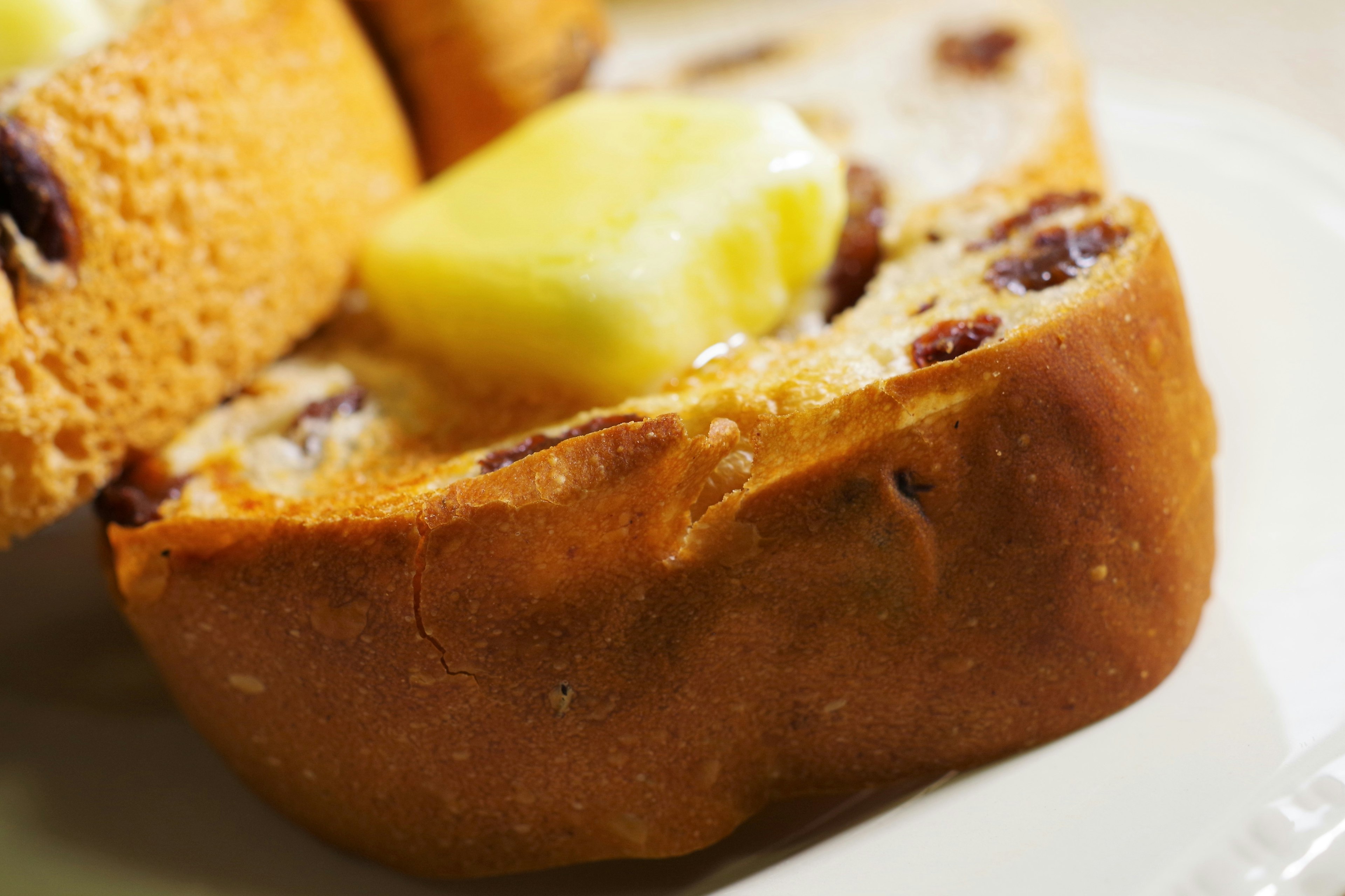 Nahaufnahme von Rosinenbrot mit Butter obendrauf