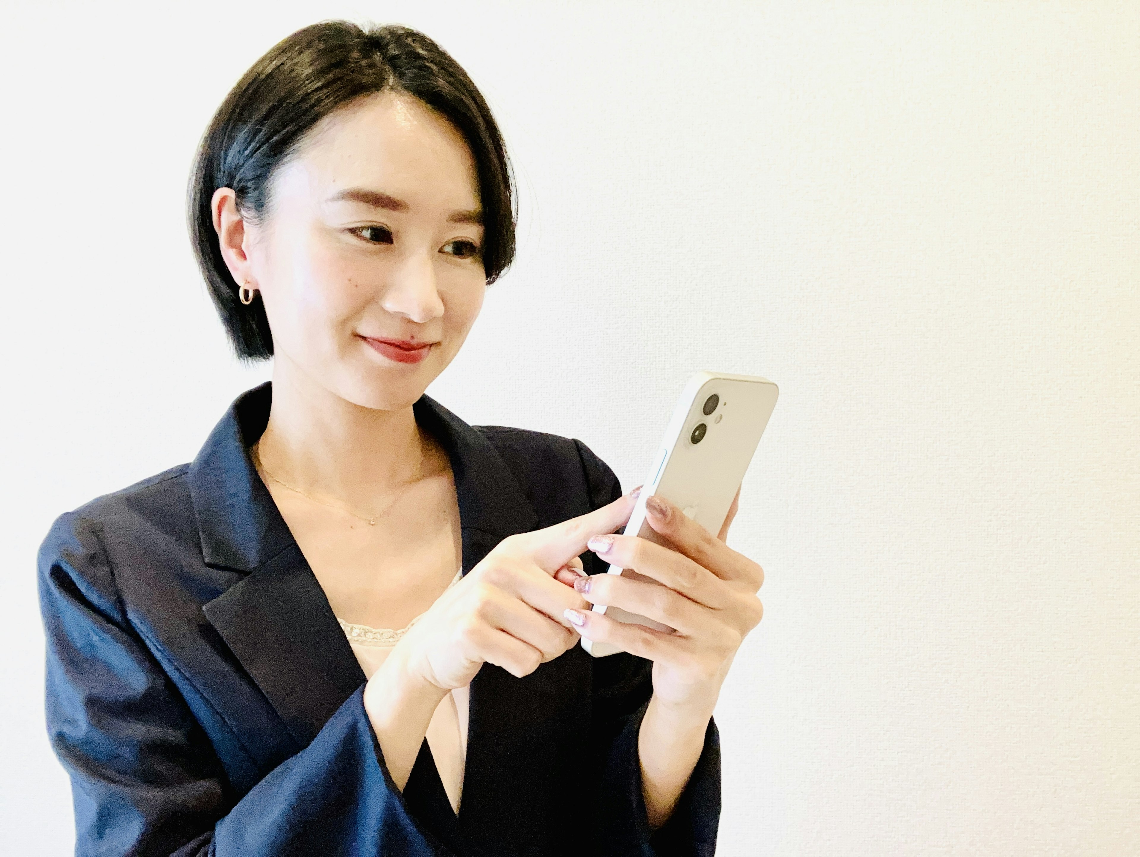 Una mujer sonriente sosteniendo un teléfono inteligente