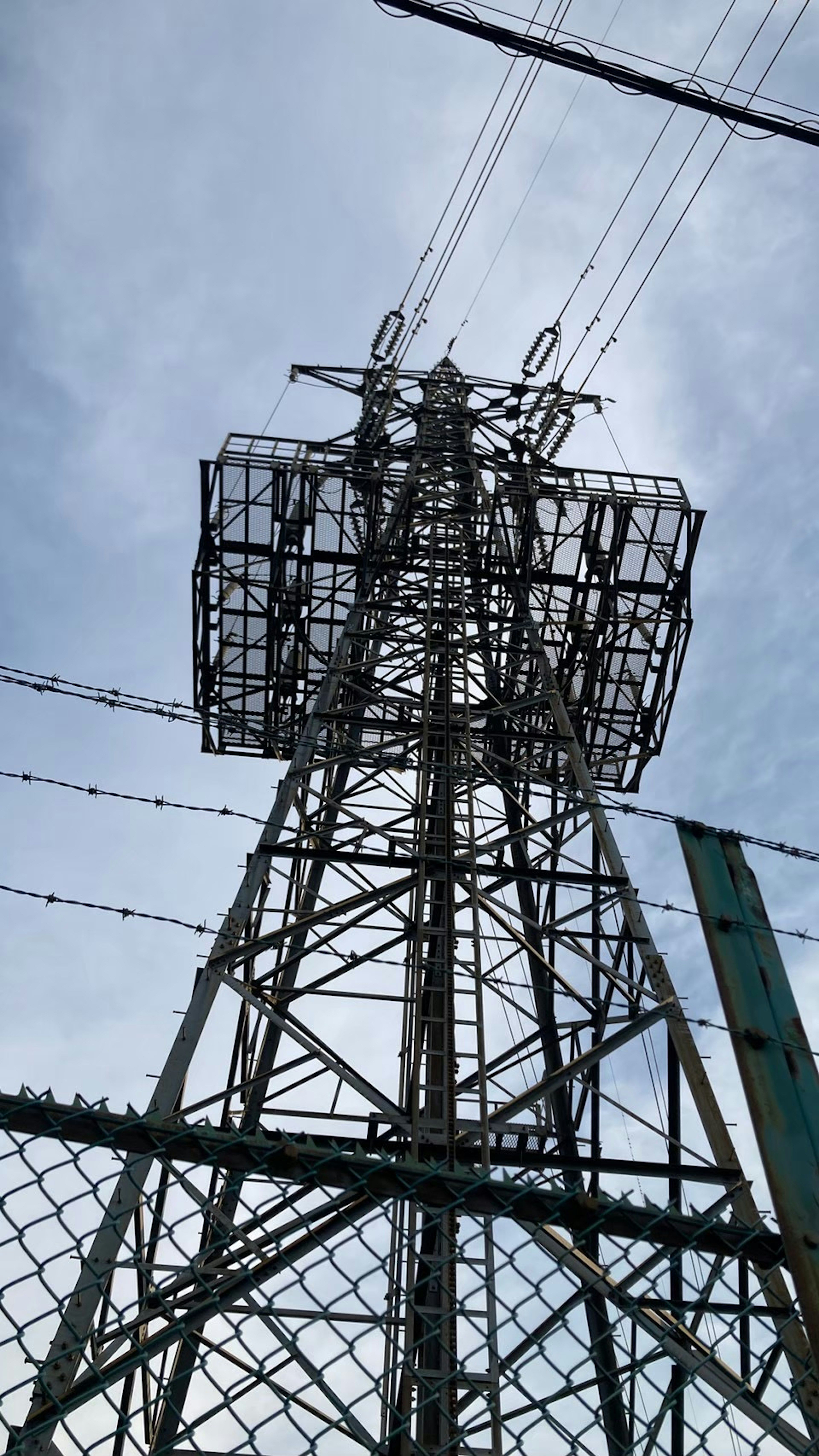 高圧電線の鉄塔と青空の写真