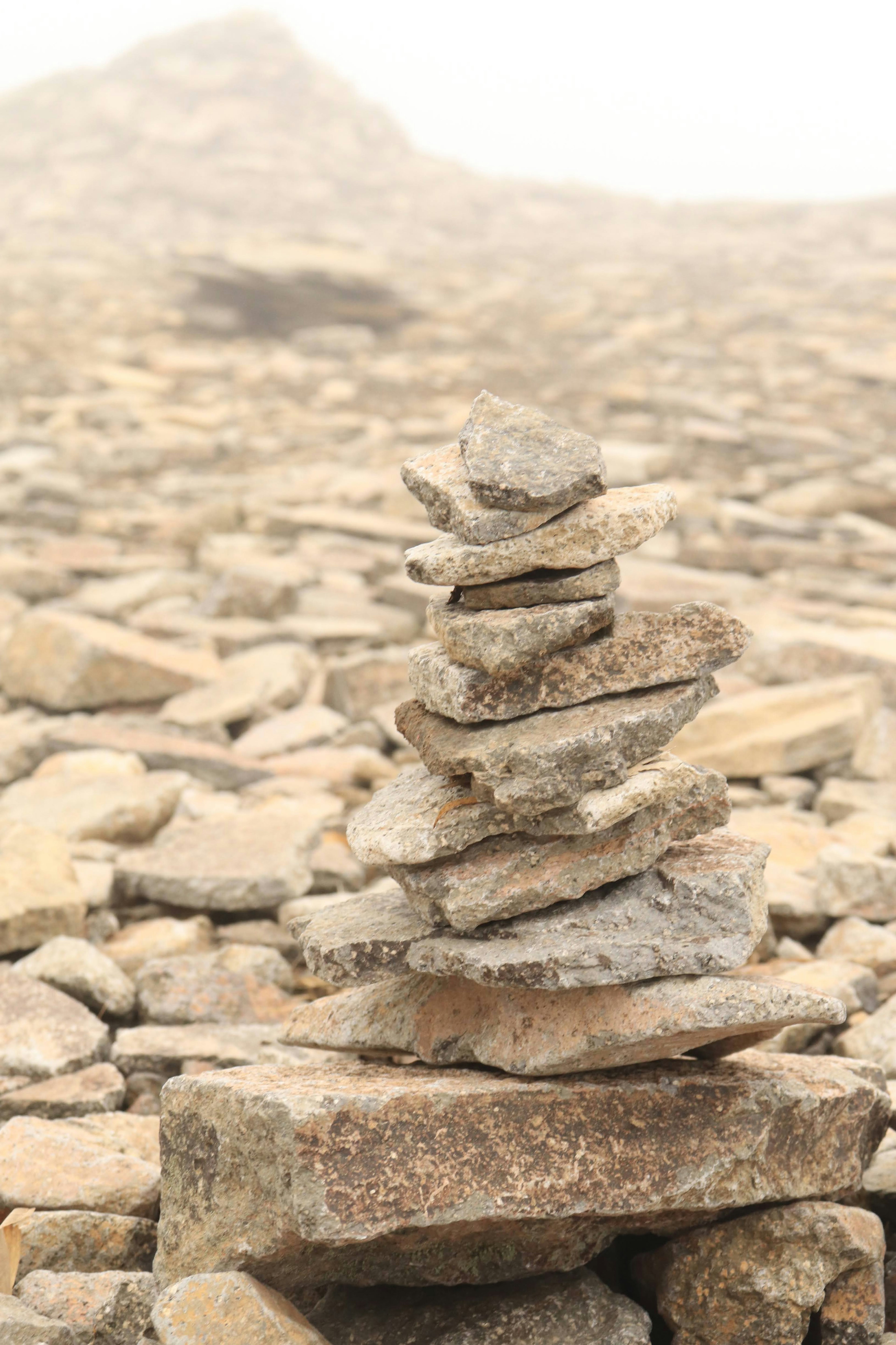 Una pila de piedras destacada en un paisaje brumoso