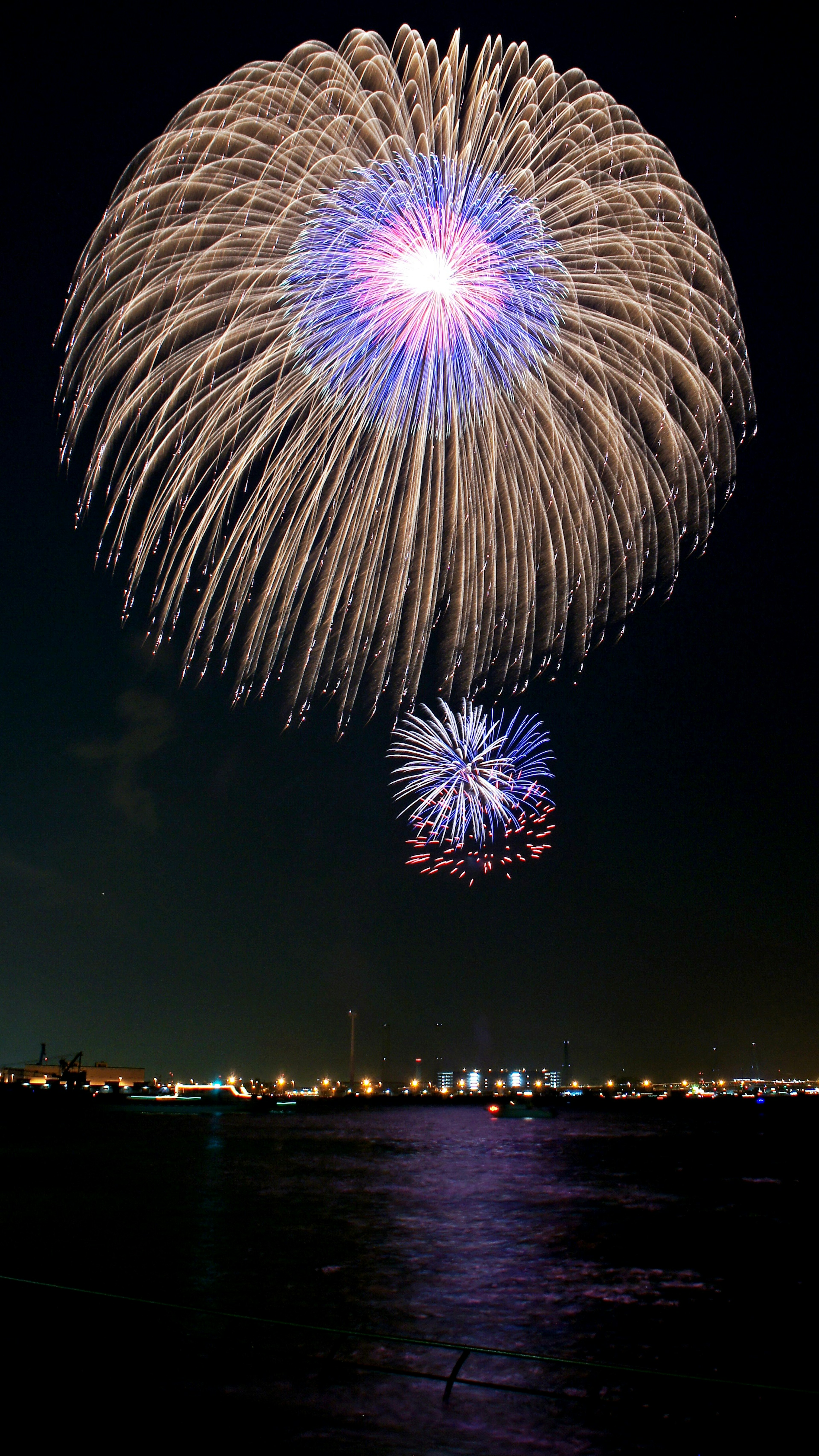 夜空中大型和小型烟花的美丽展示