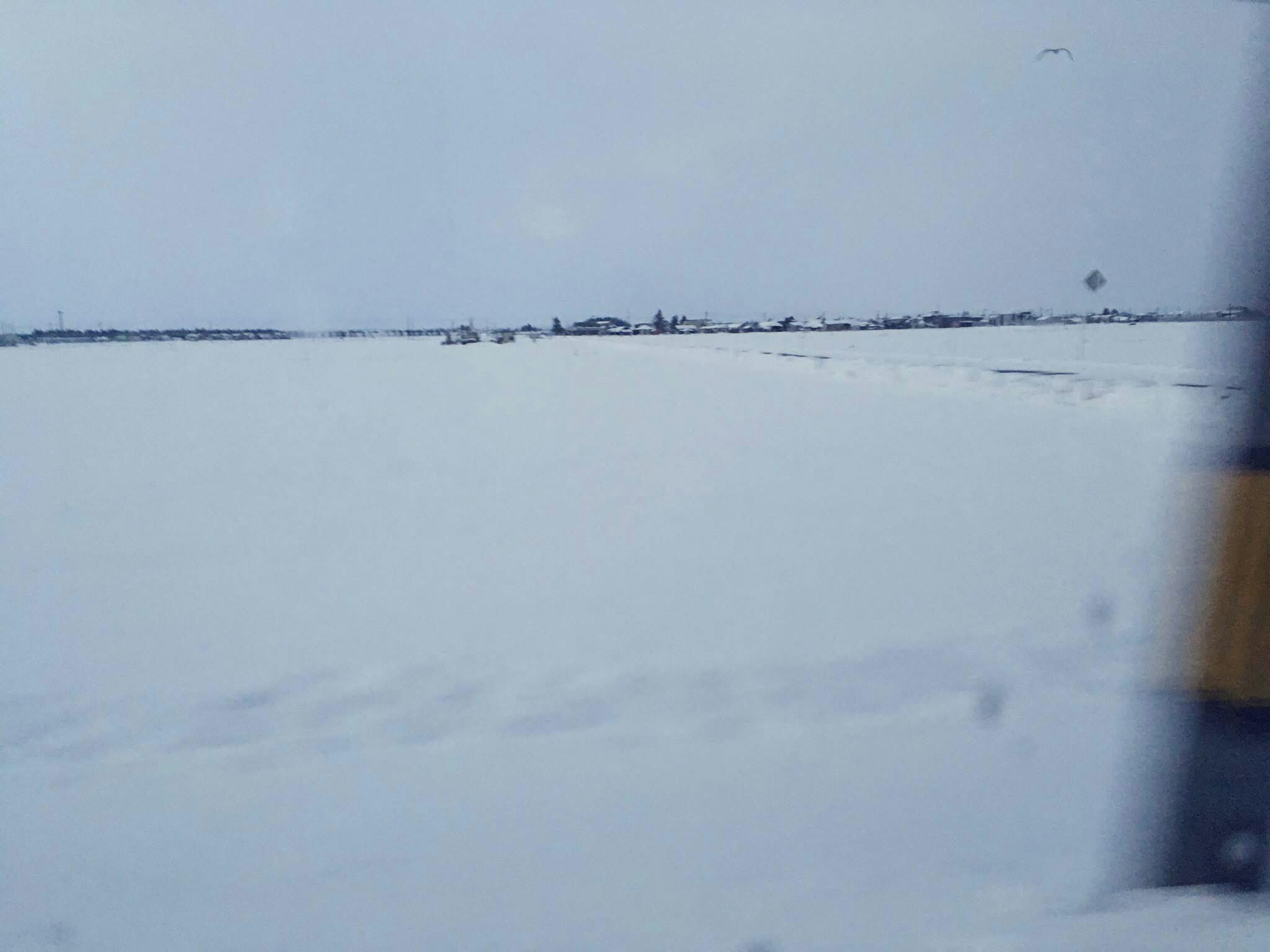 Paisaje cubierto de nieve con cielo nublado