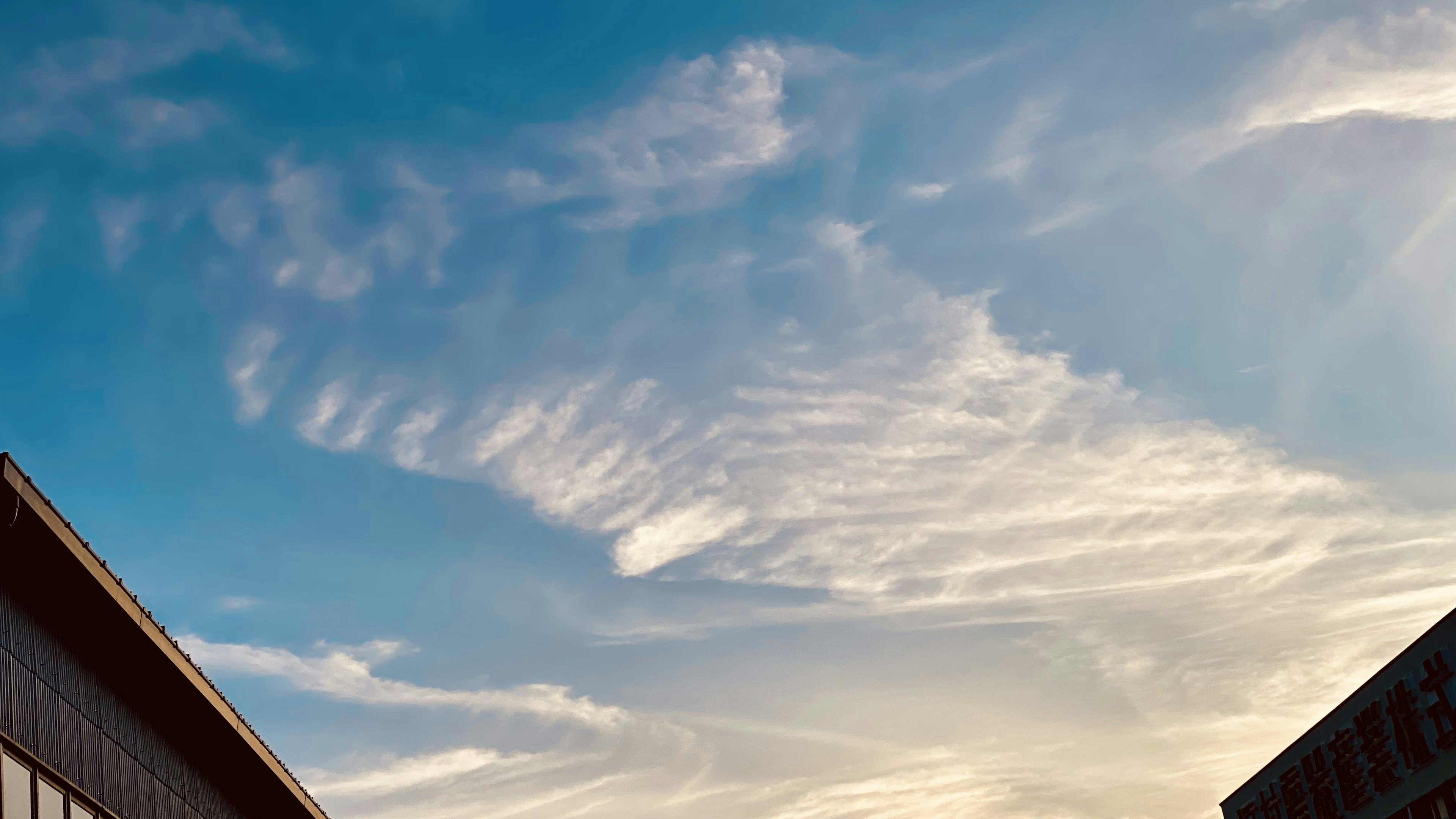 Un cielo azzurro con nuvole bianche sparse