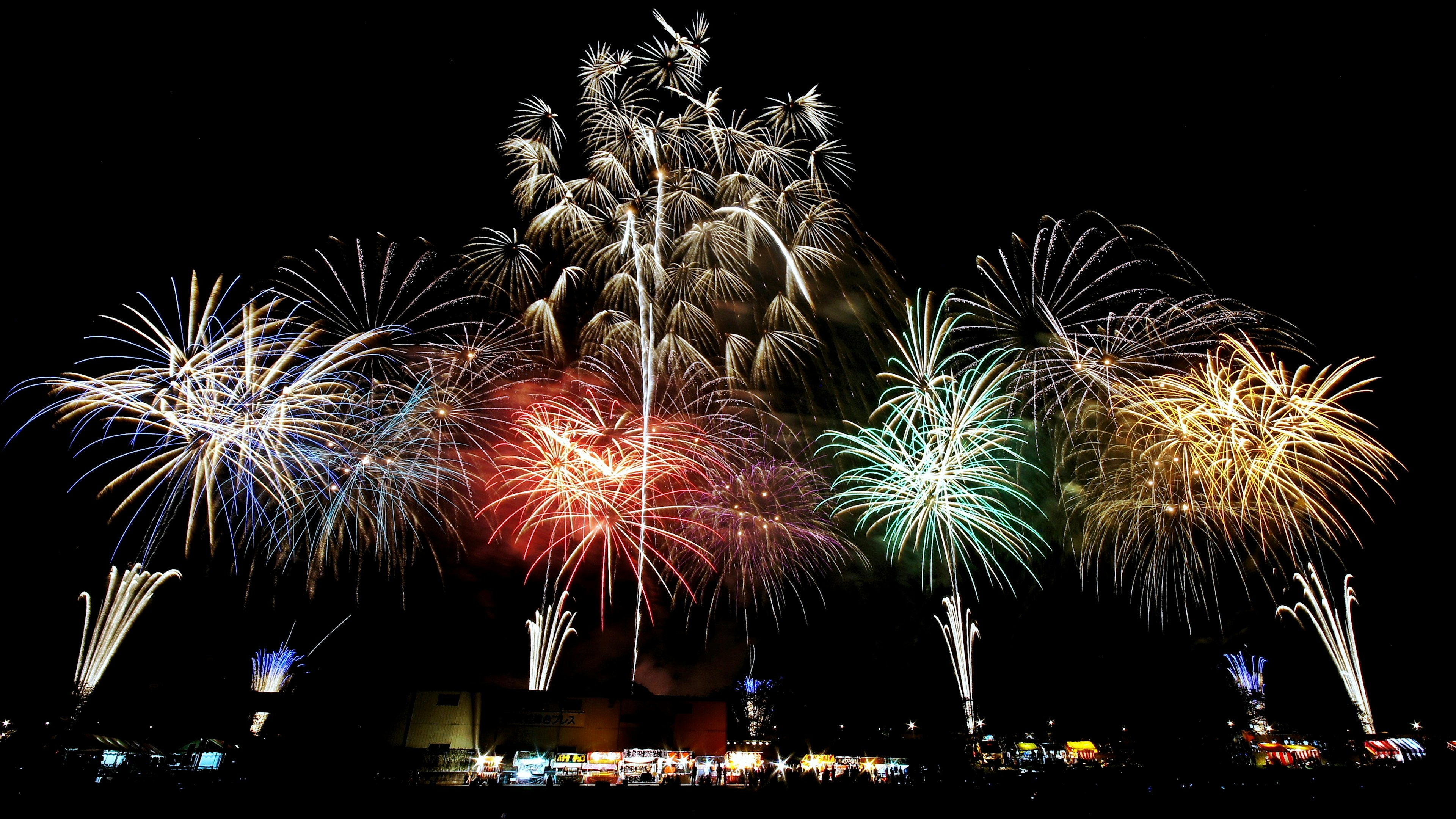 Bunte Feuerwerke erhellen den Nachthimmel und schaffen ein atemberaubendes Schauspiel